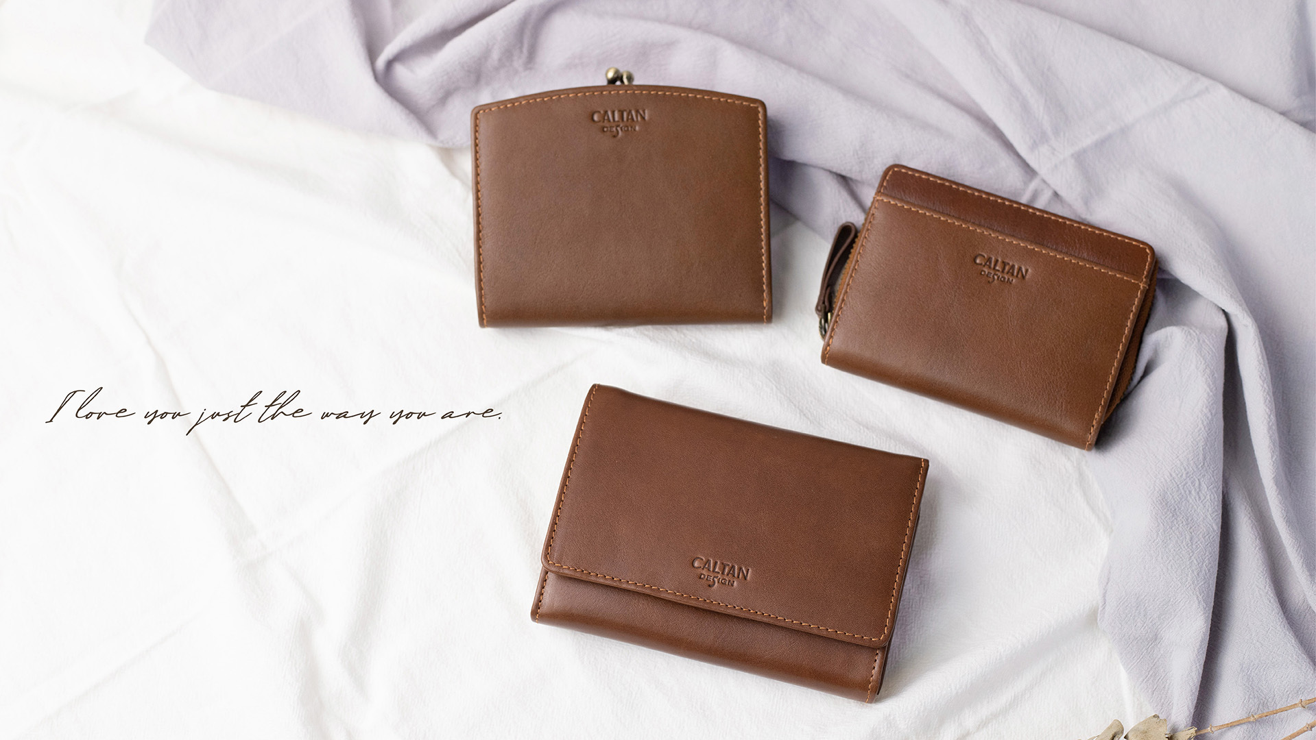 三個皮夾放在白布上 品牌是CALTAN
