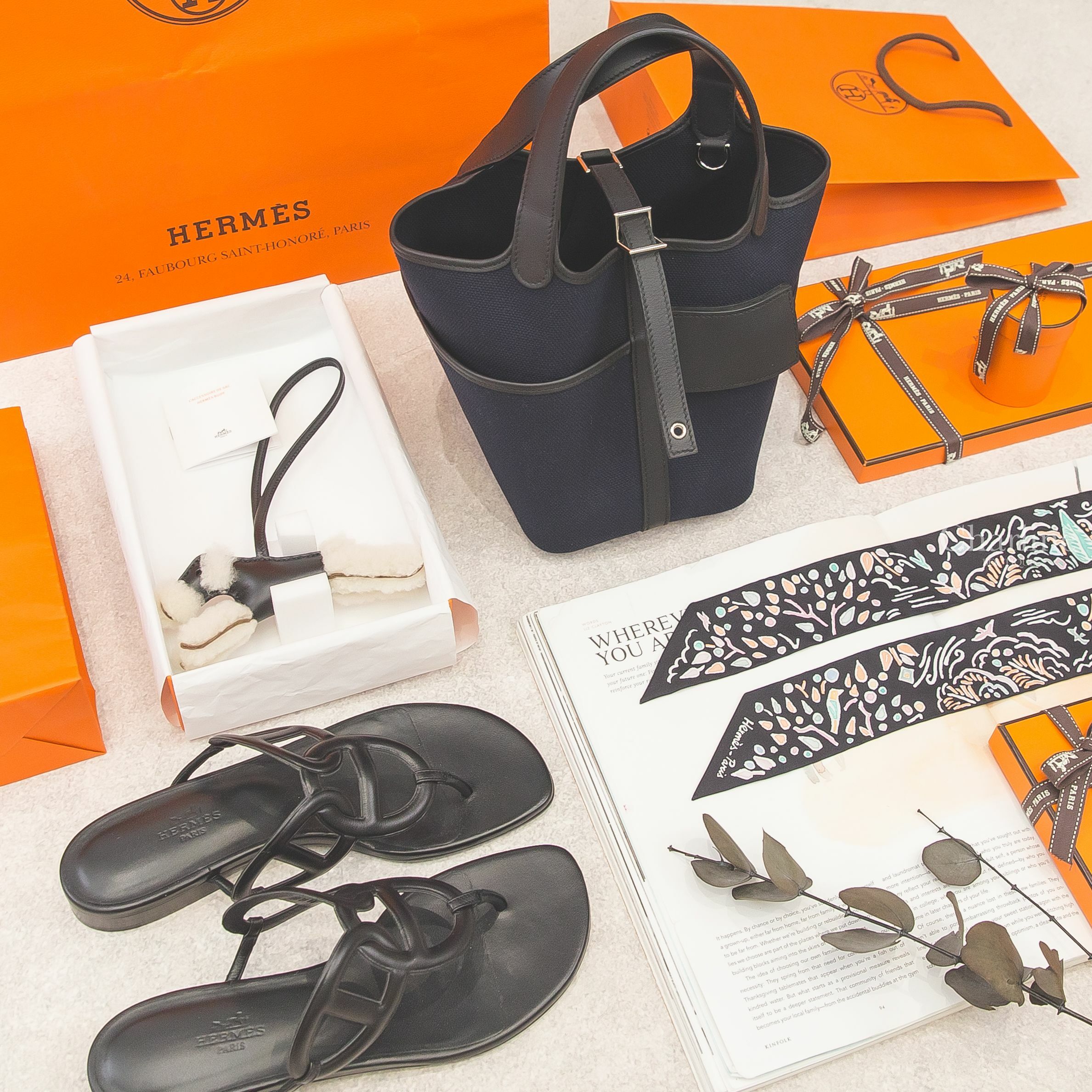 Hermès Charm 黑色獵狐梗犬吊飾,Hermès Picotin Pocket 海洋藍帆布拼黑色牛皮銀釦,Hermès  Twilly 春天島嶼絲巾,Hermès Sandal 黑色θ牛皮拖鞋-Charline Boutique 精品代購