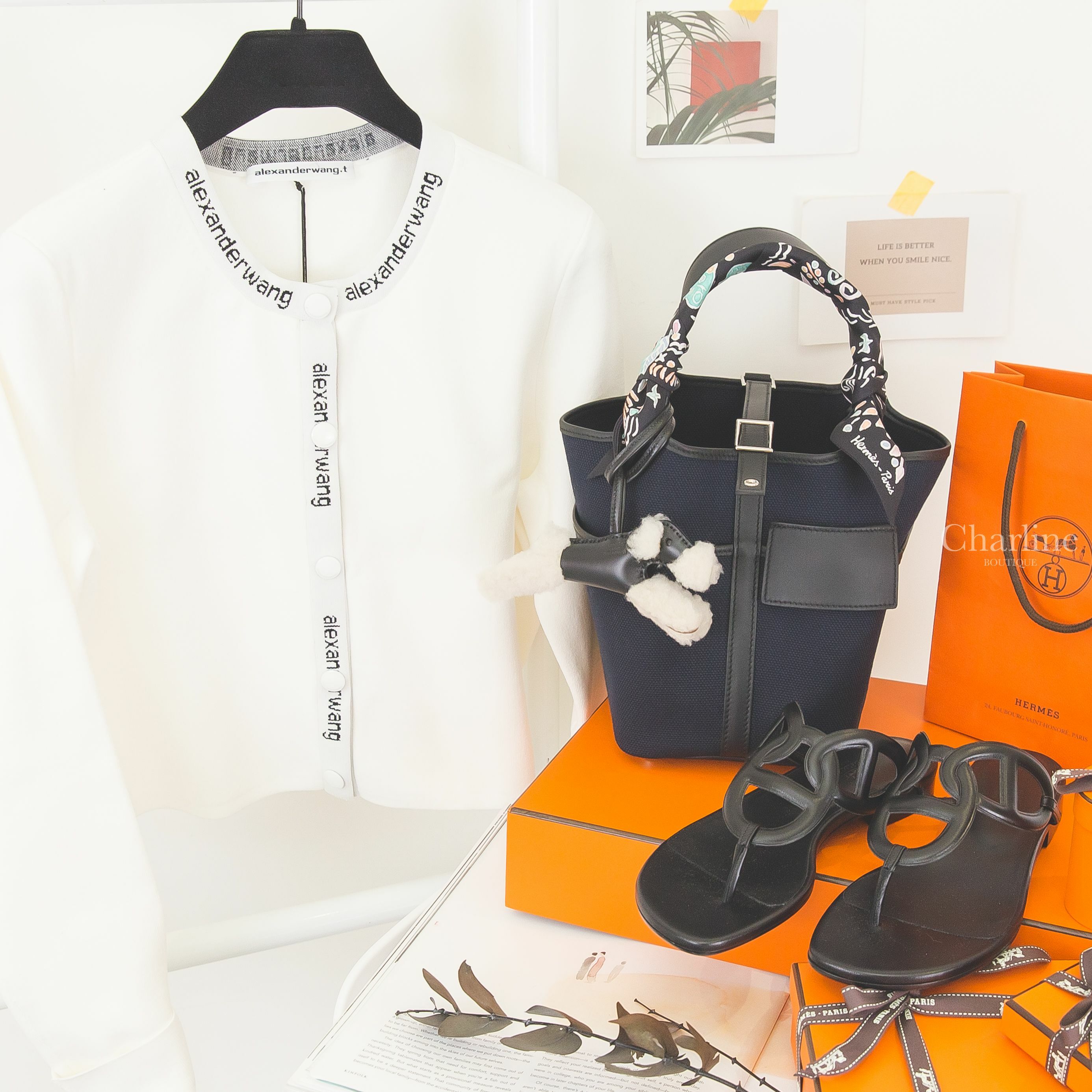 Hermès Charm 黑色獵狐梗犬吊飾,Hermès Picotin Pocket 海洋藍帆布拼黑色牛皮銀釦,Hermès  Twilly 春天島嶼絲巾,Hermès Sandal 黑色θ牛皮拖鞋-Charline Boutique 精品代購
