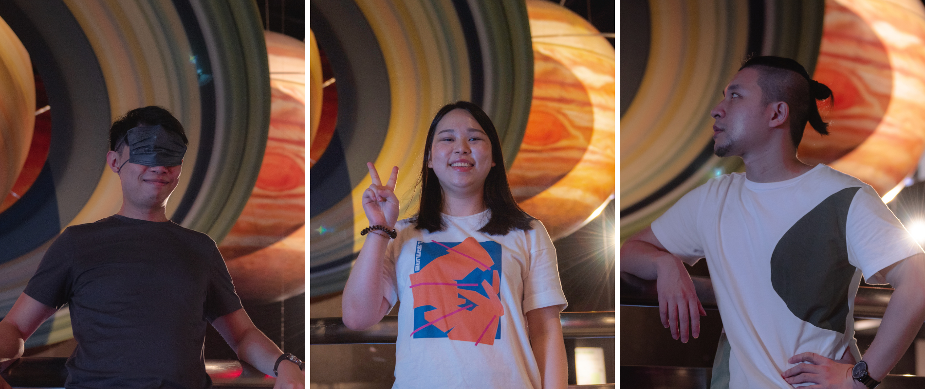 三個人在天文館裡拍個人照