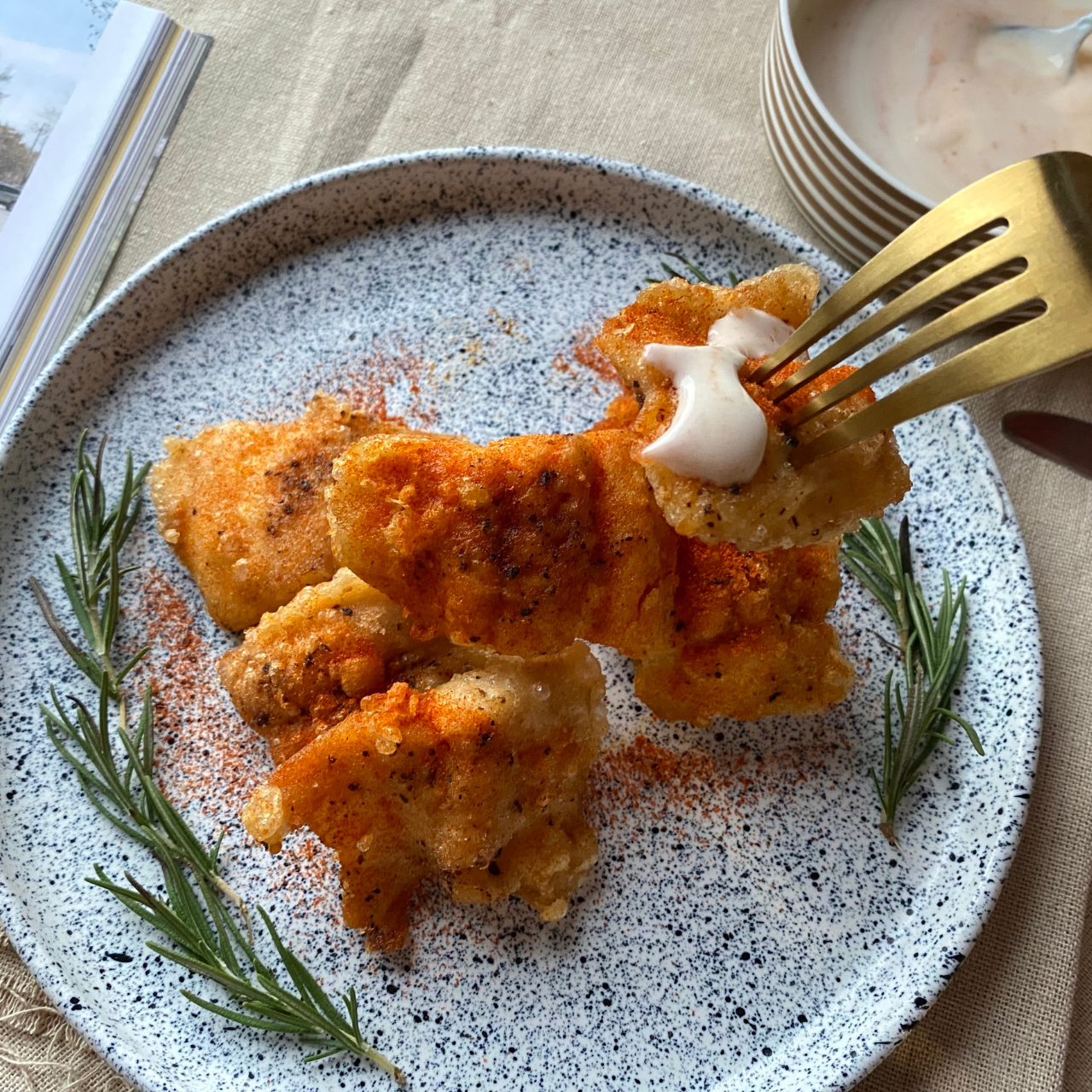 【薑汁啤酒炸鱒魚 優格拌哈里薩辣醬】食譜食材箱