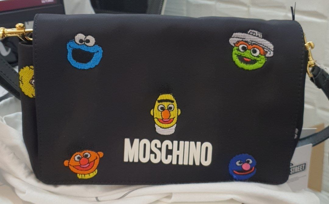 [S] MOSCHINO SESAME STREEET LOGO EMBROIDERED CROSSBODY BAG, D1A7498-8250-1555, BLACK, 667111182379 (SM167)