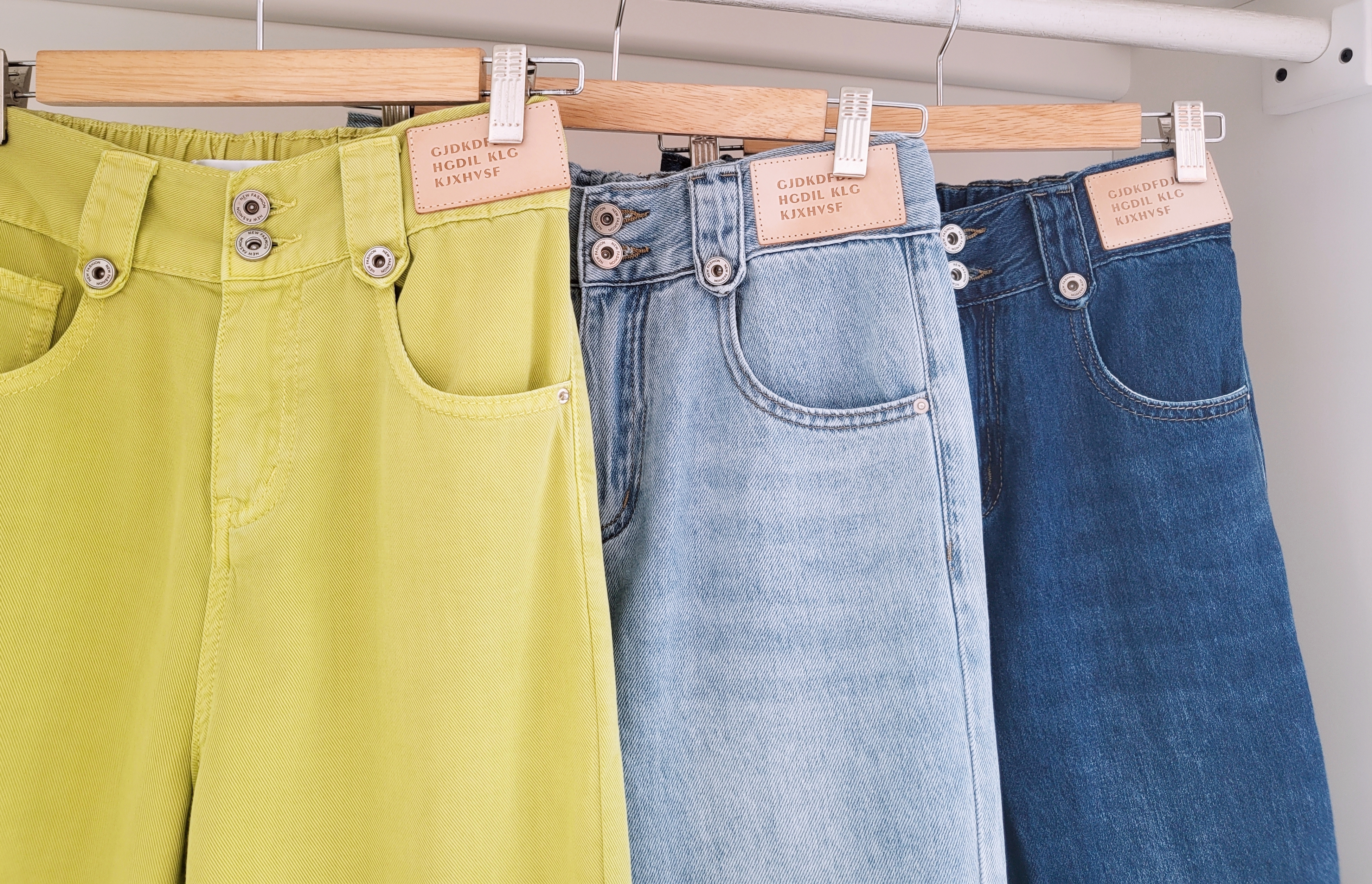 DOUBLE BUTTON RIPPED JEANS