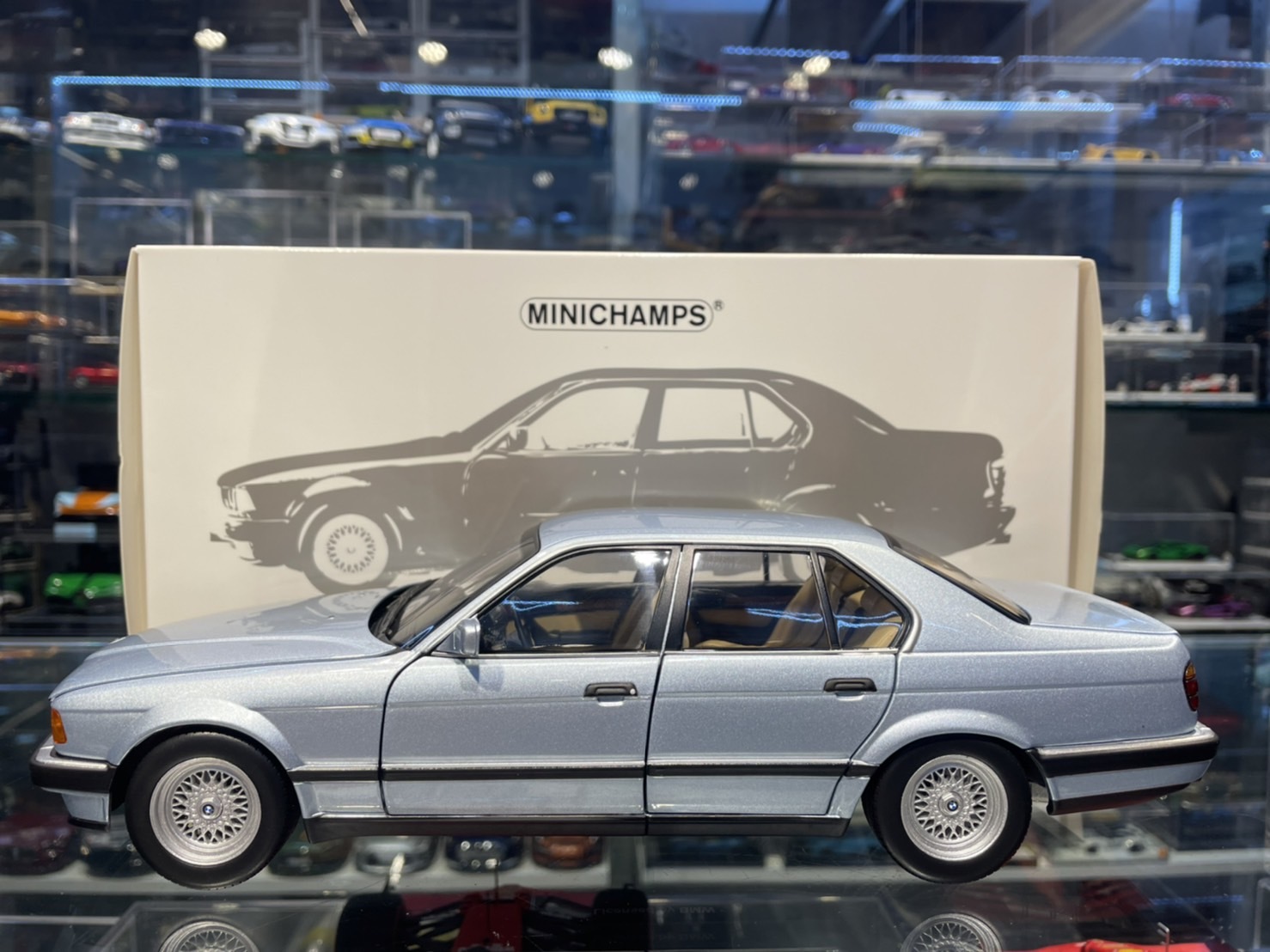 MINICHAMPS 1:18 BMW 730i (E32) 1986 Full Open Blue /White Diecast Model Car