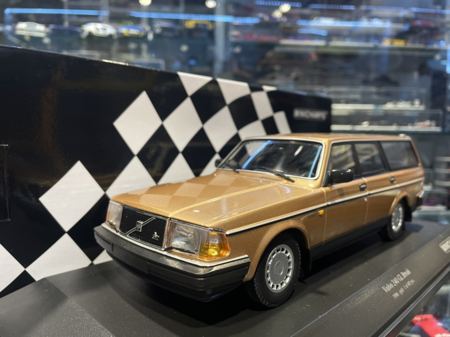 MINICHAMPS 155171415 Volvo 240 GL Break 1986 Gold 1/18
