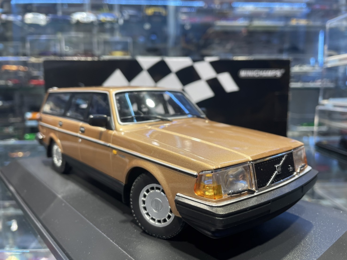 MINICHAMPS 155171415 Volvo 240 GL Break 1986 Gold 1/18