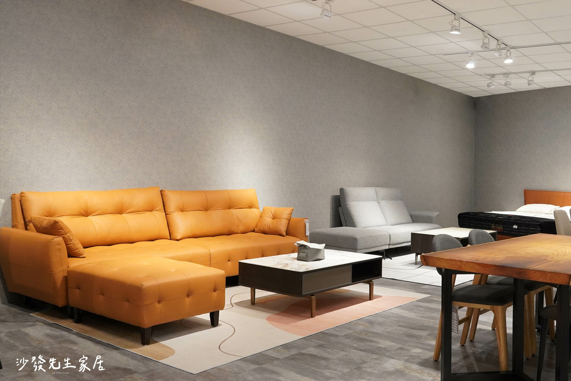 《圖　牛皮沙發顯現穩重大氣》