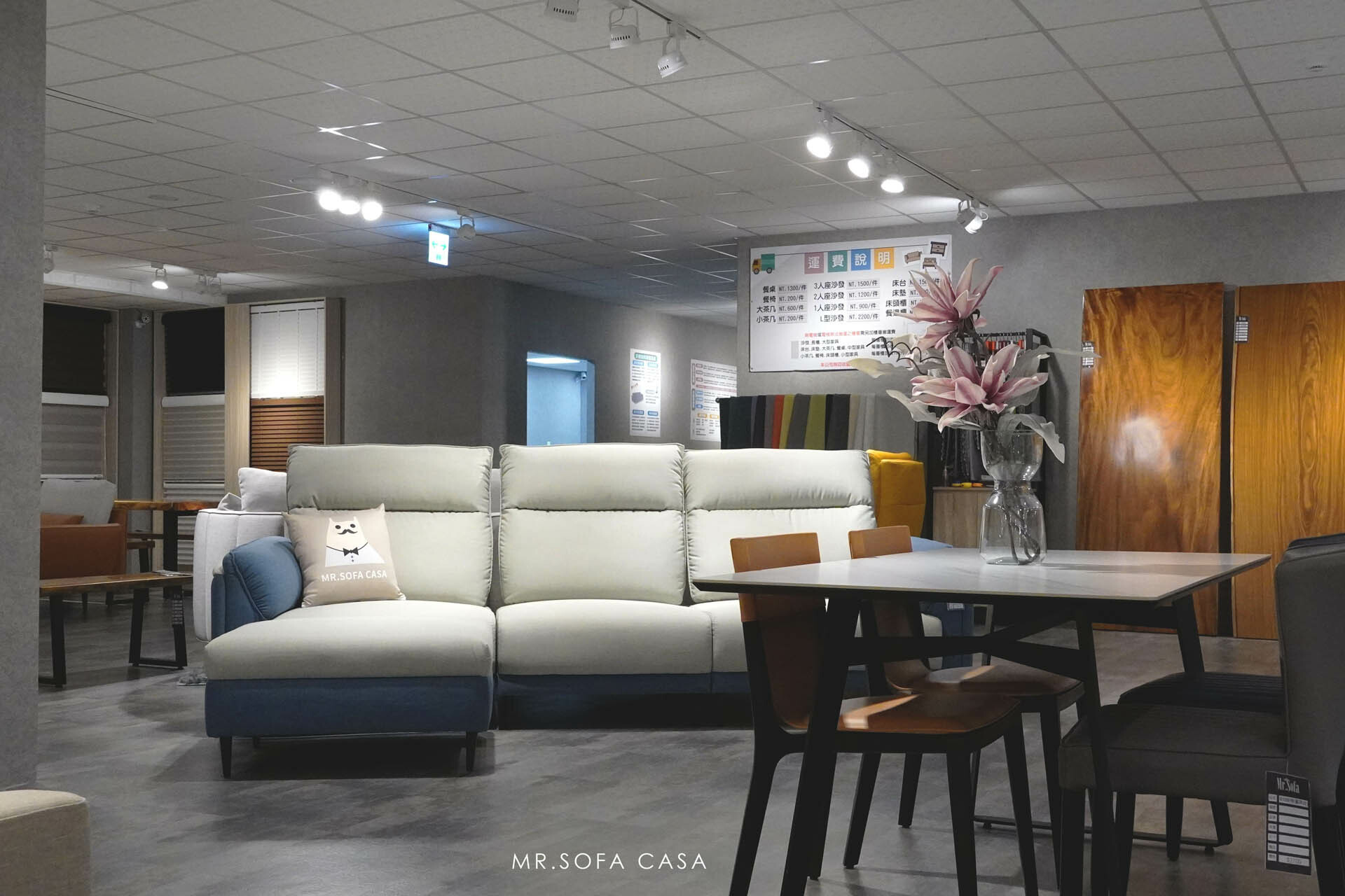 《圖　試坐沙發調整軟硬度》