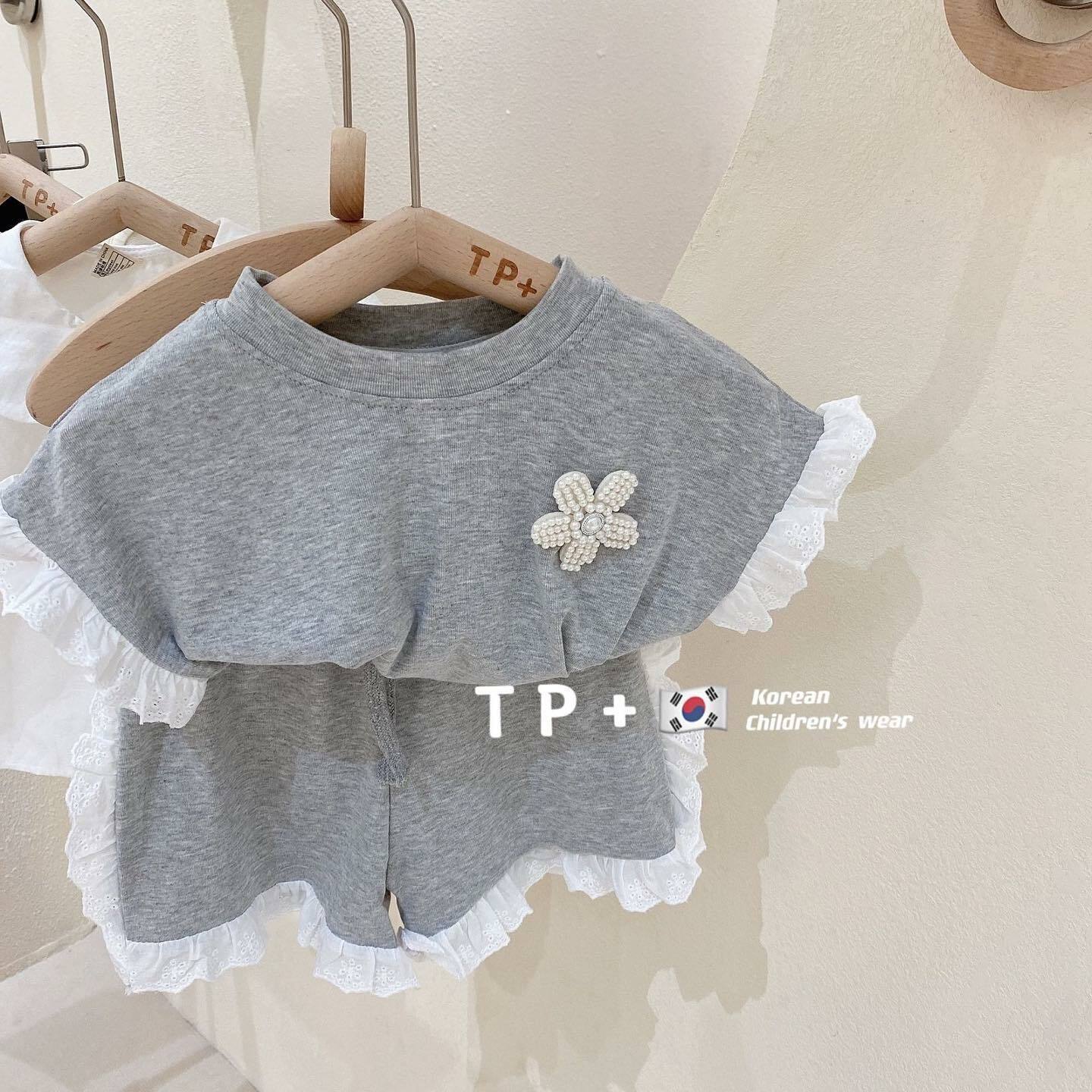 灰色蕾絲小花套裝（小花胸針可以拔起來）