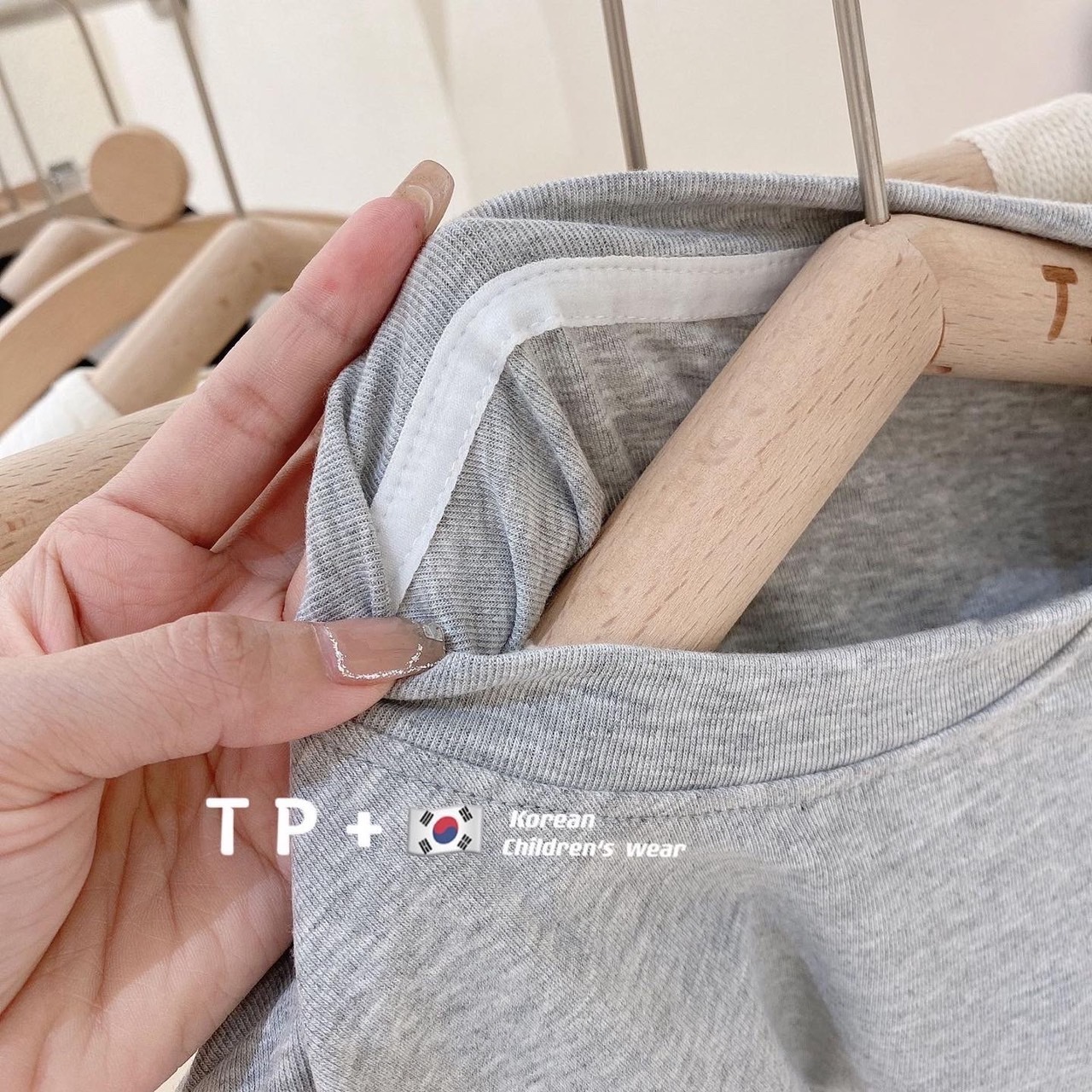 灰色蕾絲小花套裝（小花胸針可以拔起來）