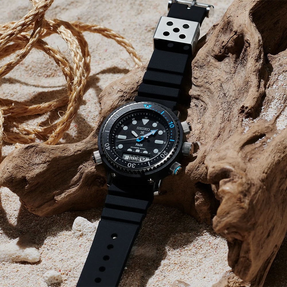 萬年鐘錶 - SEIKO PROSPEX  40週年限量鮪魚罐頭  阿諾太陽能雙顯潛水錶   SNJ035P1 / H855-00B0C  錶徑46.9MM