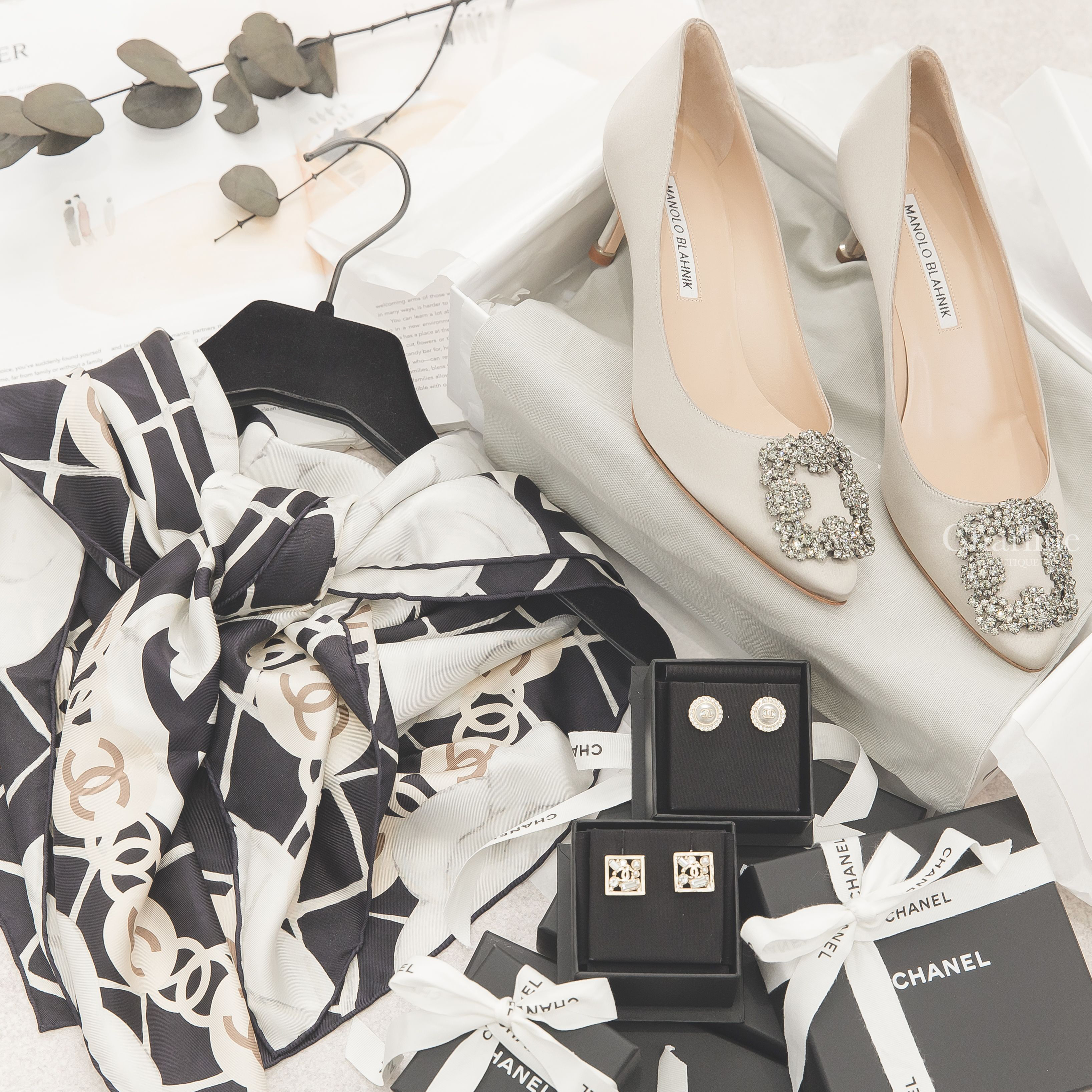 Manolo Blahnik 淺灰色絲綢灰銀鑲鑽方釦5cm細跟高跟鞋,Chanel 黑底白色山茶花CC格紋真絲方巾,Chanel 金色水鑽花瓣CC珍珠圓型耳環,Chanel 金色CC水晶珍珠簍空方形耳環-Charline Boutique 精品代購