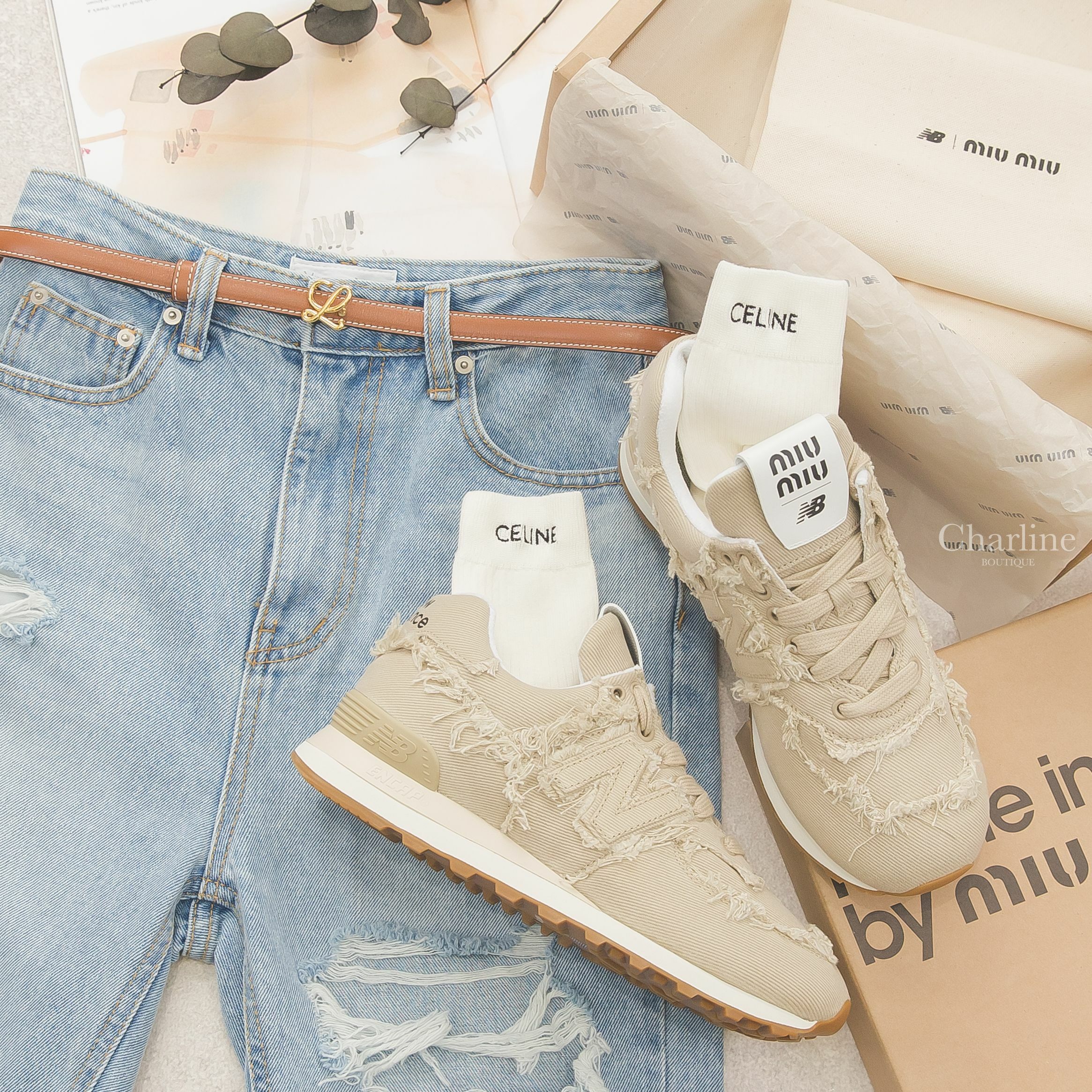 Celine Socks 白色黑字棉質襪子,Loewe Belt 焦糖色小牛皮金色L皮帶,MiuMiu 574 New Balance Sneakers 淺褐色聯名款抽鬚牛仔布運動鞋-Charline Boutique 精品代購