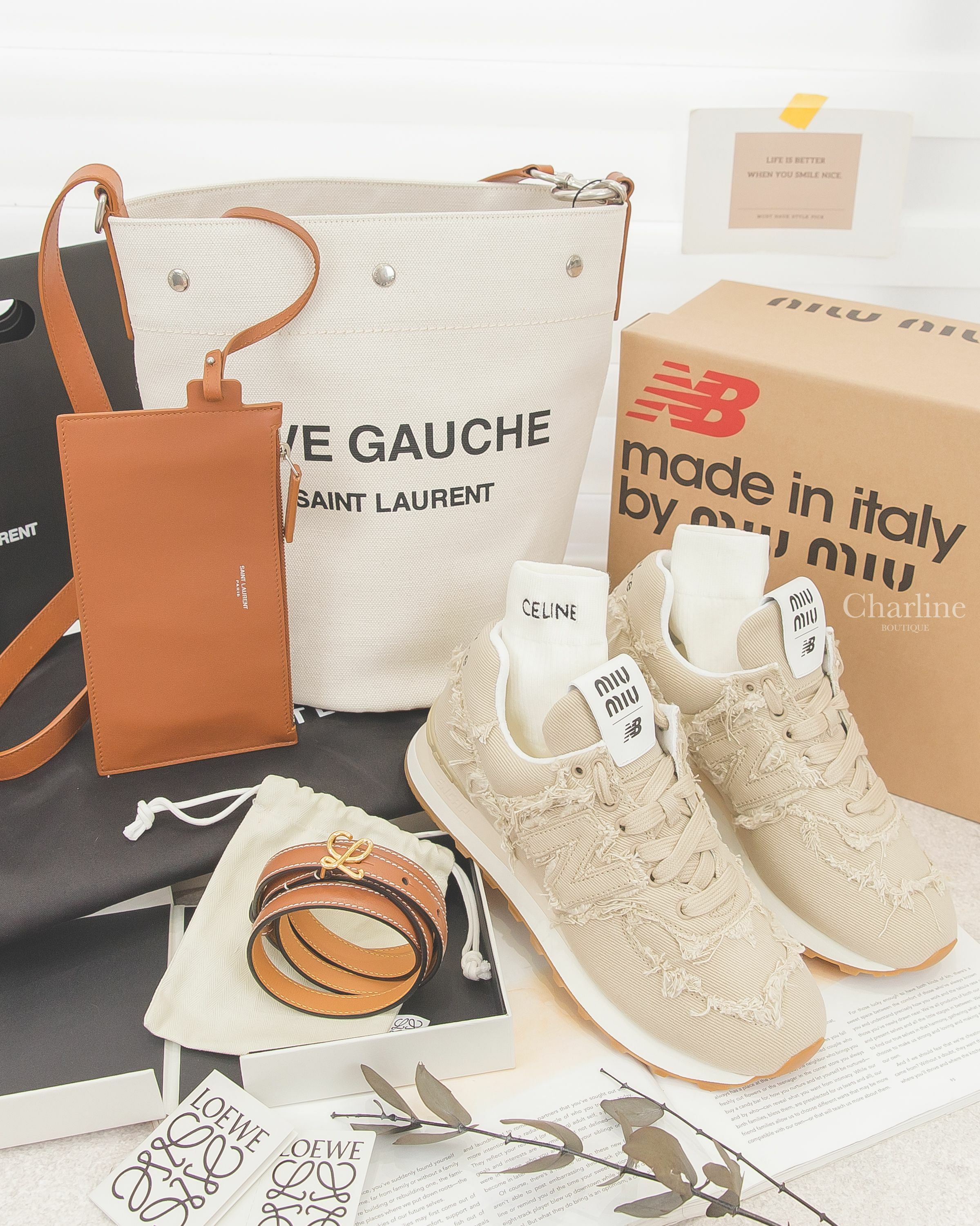 Celine 白色黑字棉質襪子,Loewe 焦糖色小牛皮金色L皮帶,MiuMiu 淺褐色聯名款抽鬚牛仔布運動鞋,Saint Laurent  自然色提把黑字Logo亞麻帆布肩背水桶包-Charline Boutique 精品代購