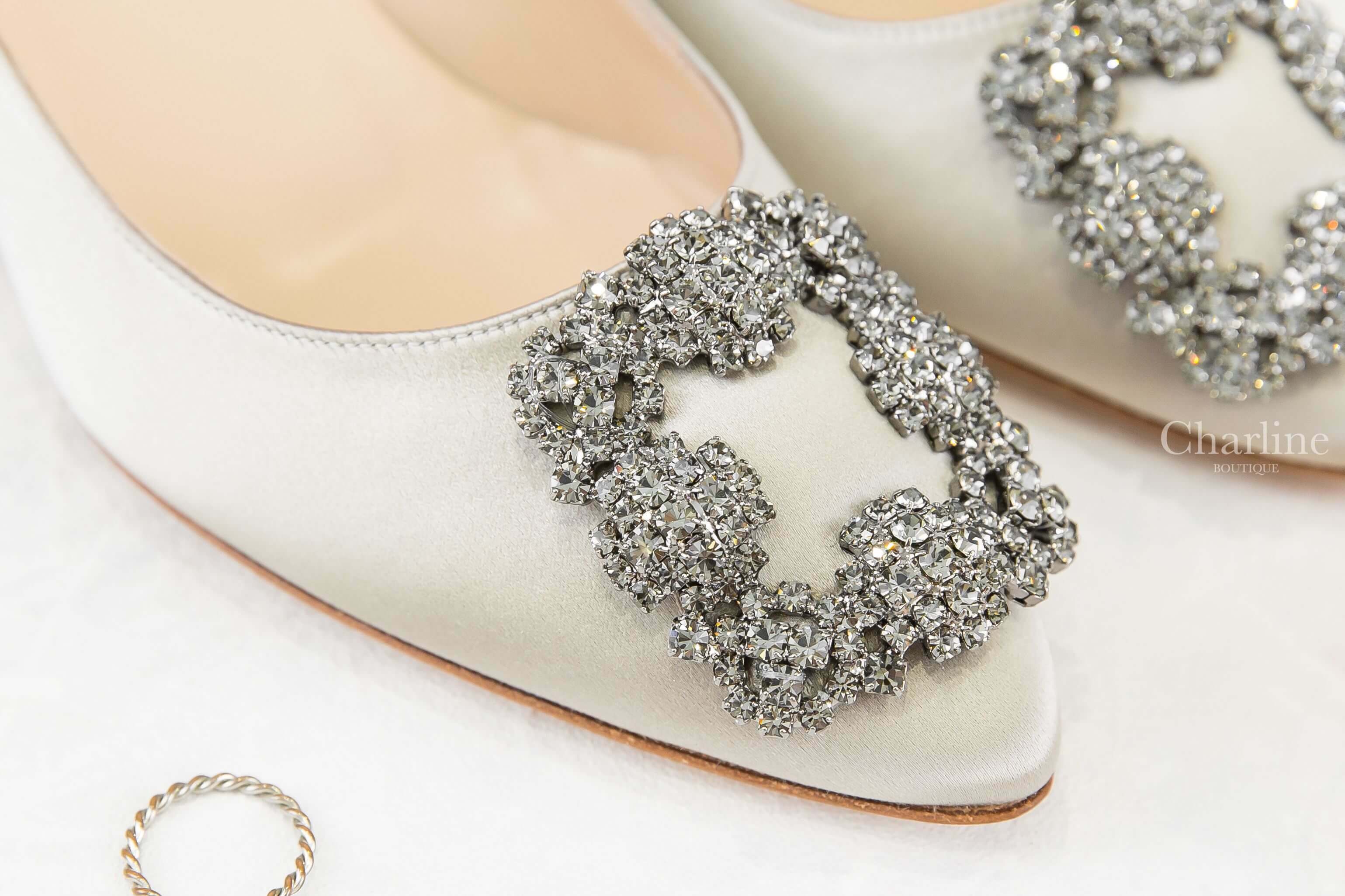 Manolo Blahnik Hangisi 50 淺灰色絲綢灰銀鑲鑽方釦5cm細跟高跟鞋
