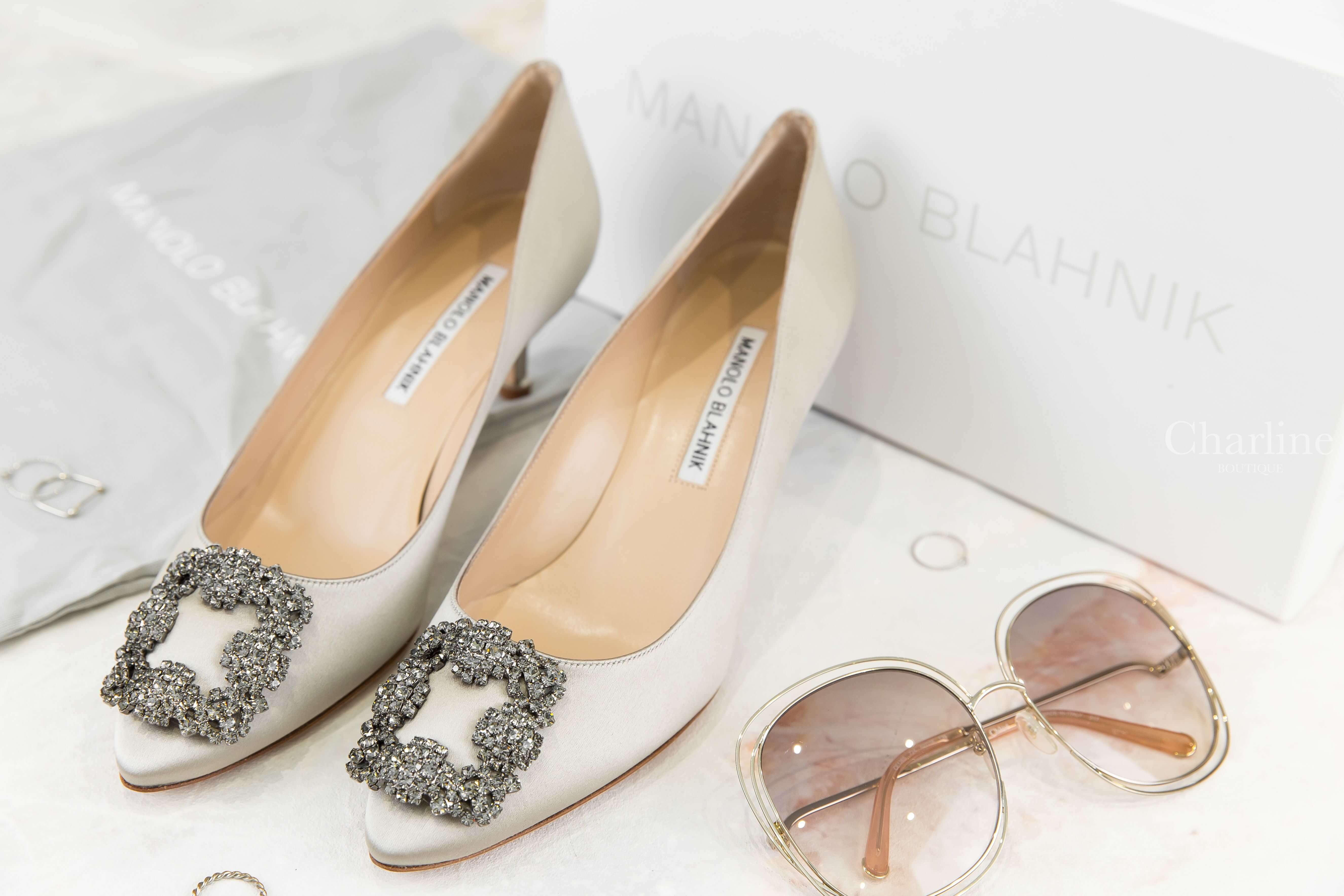 Manolo Blahnik Hangisi 50 淺灰色絲綢灰銀鑲鑽方釦5cm細跟高跟鞋-Charline Boutique 精品代購