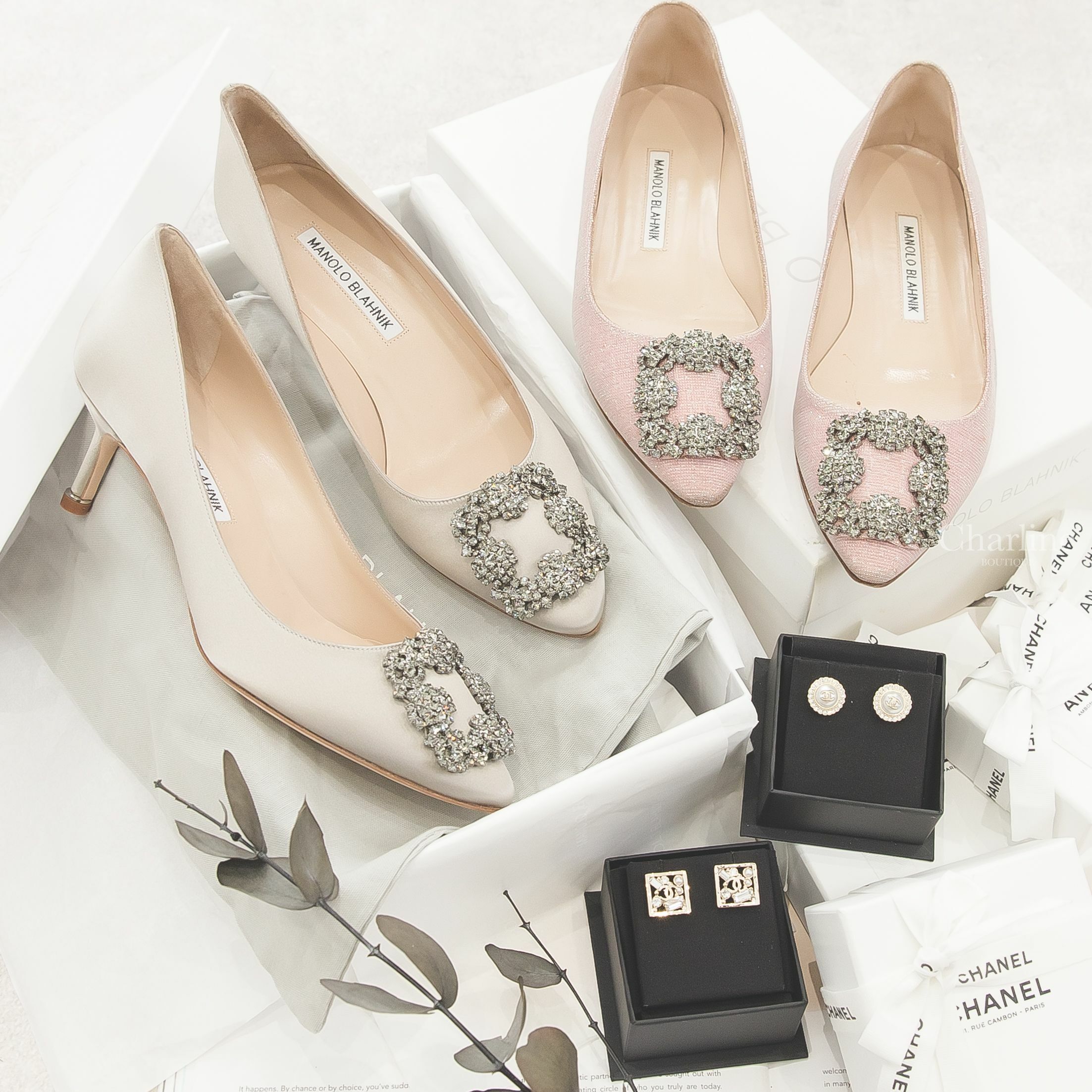 Manolo Blahnik 淺灰色絲綢灰銀鑲鑽方釦5cm細跟高跟鞋,Chanel Earrings 金色水鑽花瓣CC珍珠圓型耳環,Chanel Earrings 金色CC水晶珍珠簍空方形耳環-Charline Boutique 精品代購