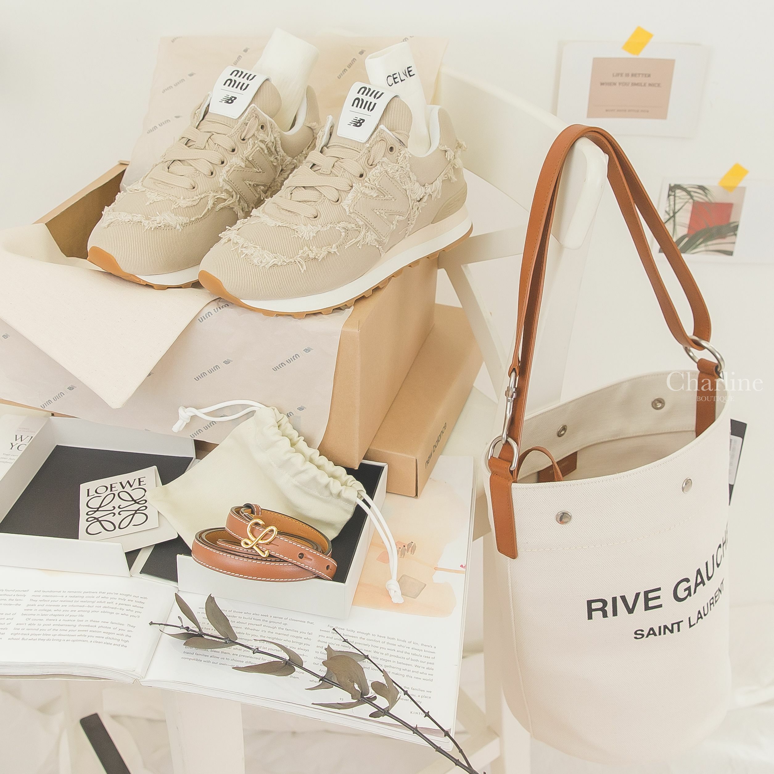 Celine 白色黑字棉質襪子,Loewe 焦糖色小牛皮金色L皮帶,MiuMiu 淺褐色聯名款抽鬚牛仔布運動鞋,Saint Laurent  自然色提把黑字Logo亞麻帆布肩背水桶包-Charline Boutique 精品代購