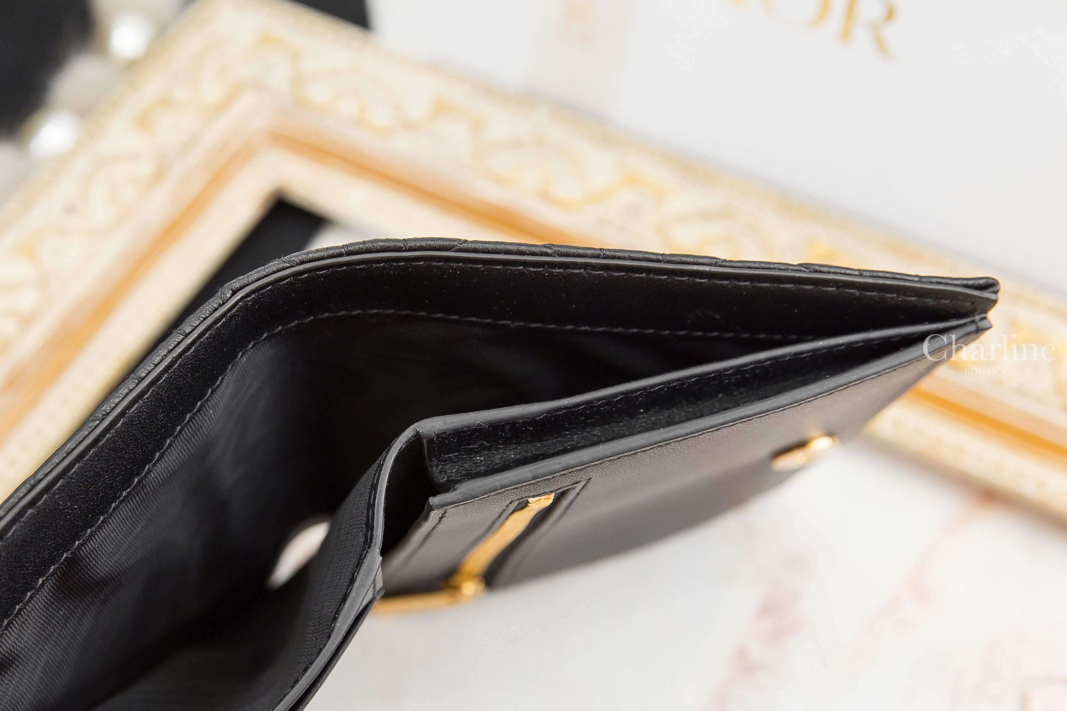 Dior Dior Caro Slim Wallet 黑色牛皮藤格紋釦式短夾-Charline Boutique 精品代購