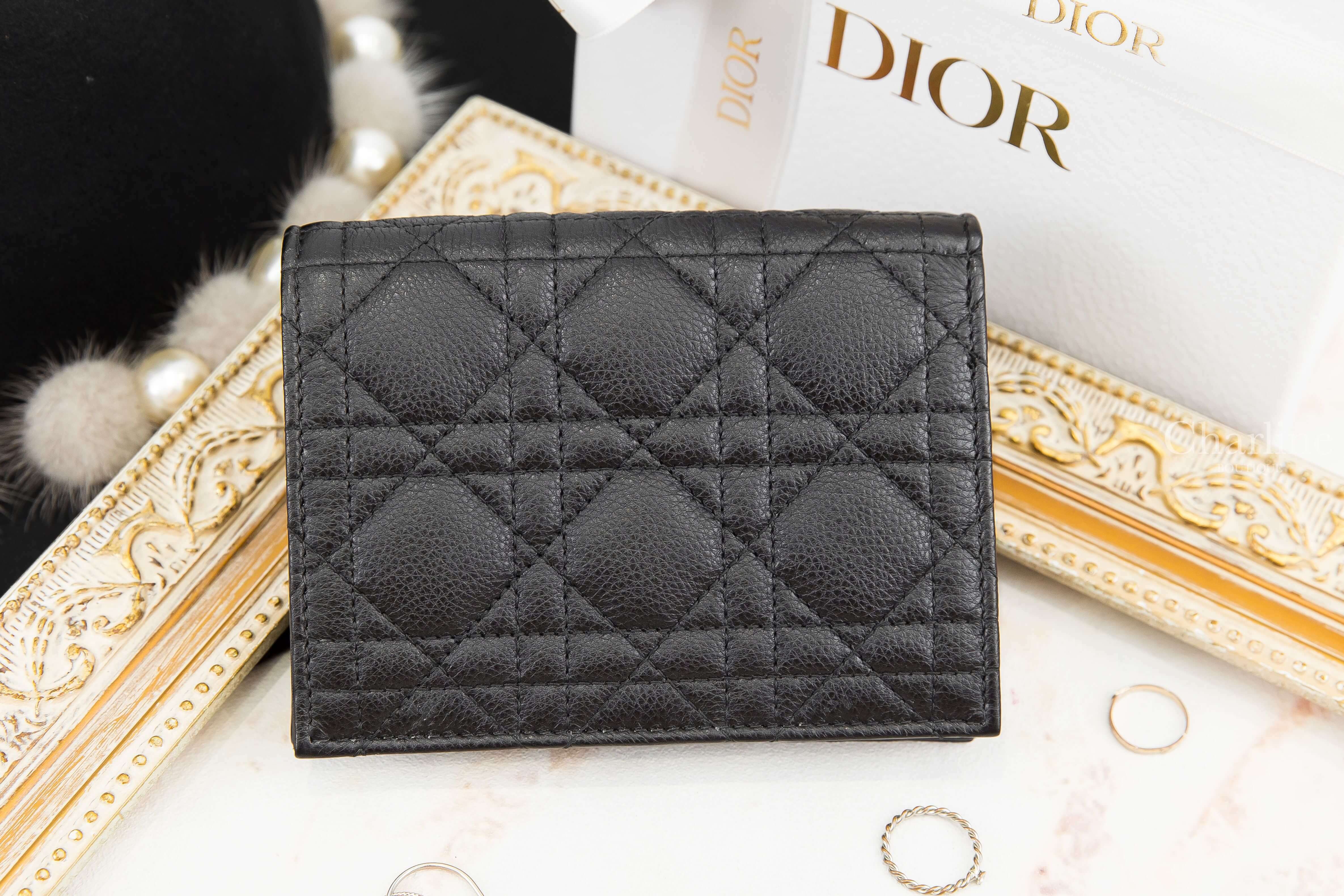 Dior Dior Caro Slim Wallet 黑色牛皮藤格紋釦式短夾-Charline Boutique 精品代購