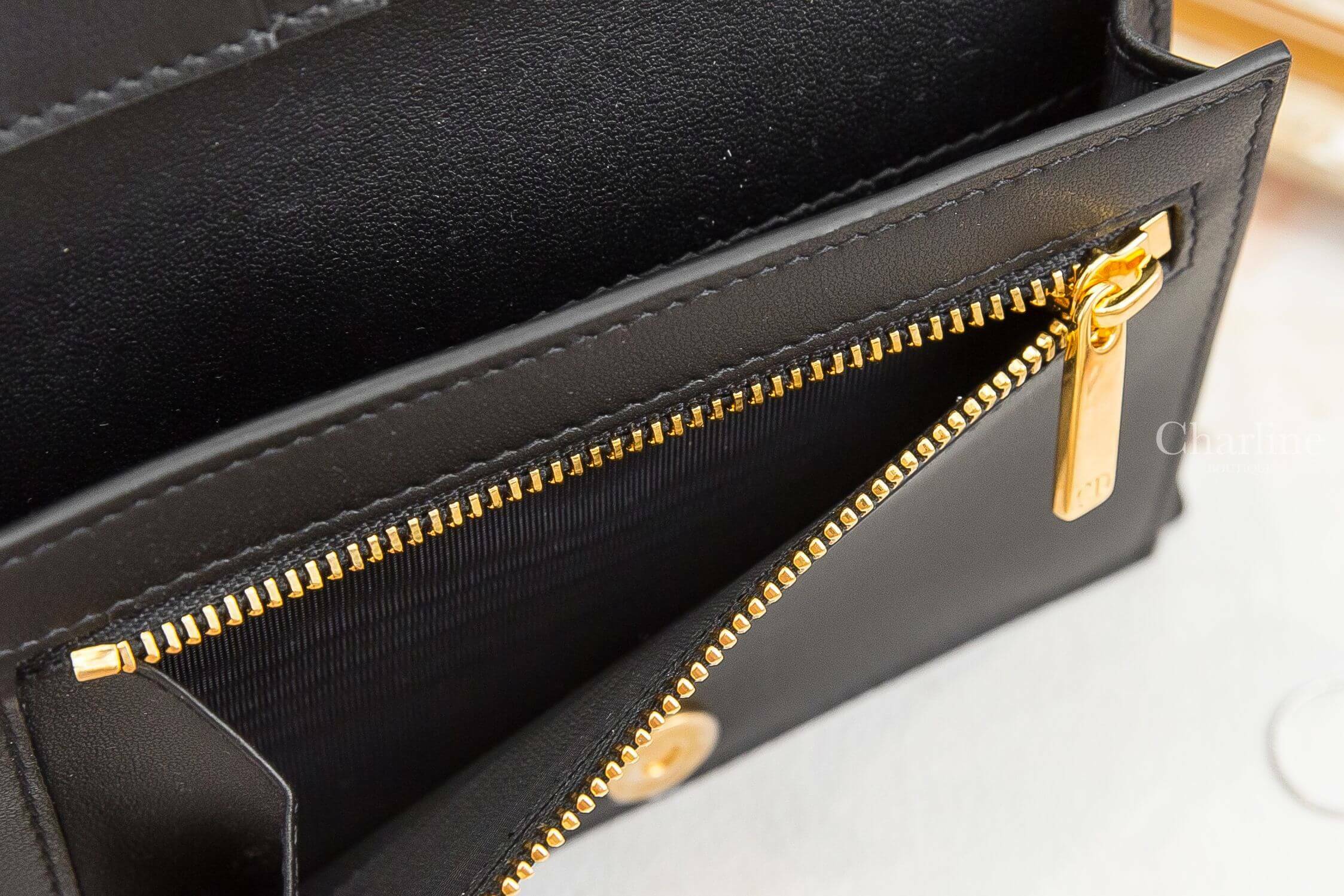Dior Dior Caro Slim Wallet 黑色牛皮藤格紋釦式短夾-Charline Boutique 精品代購