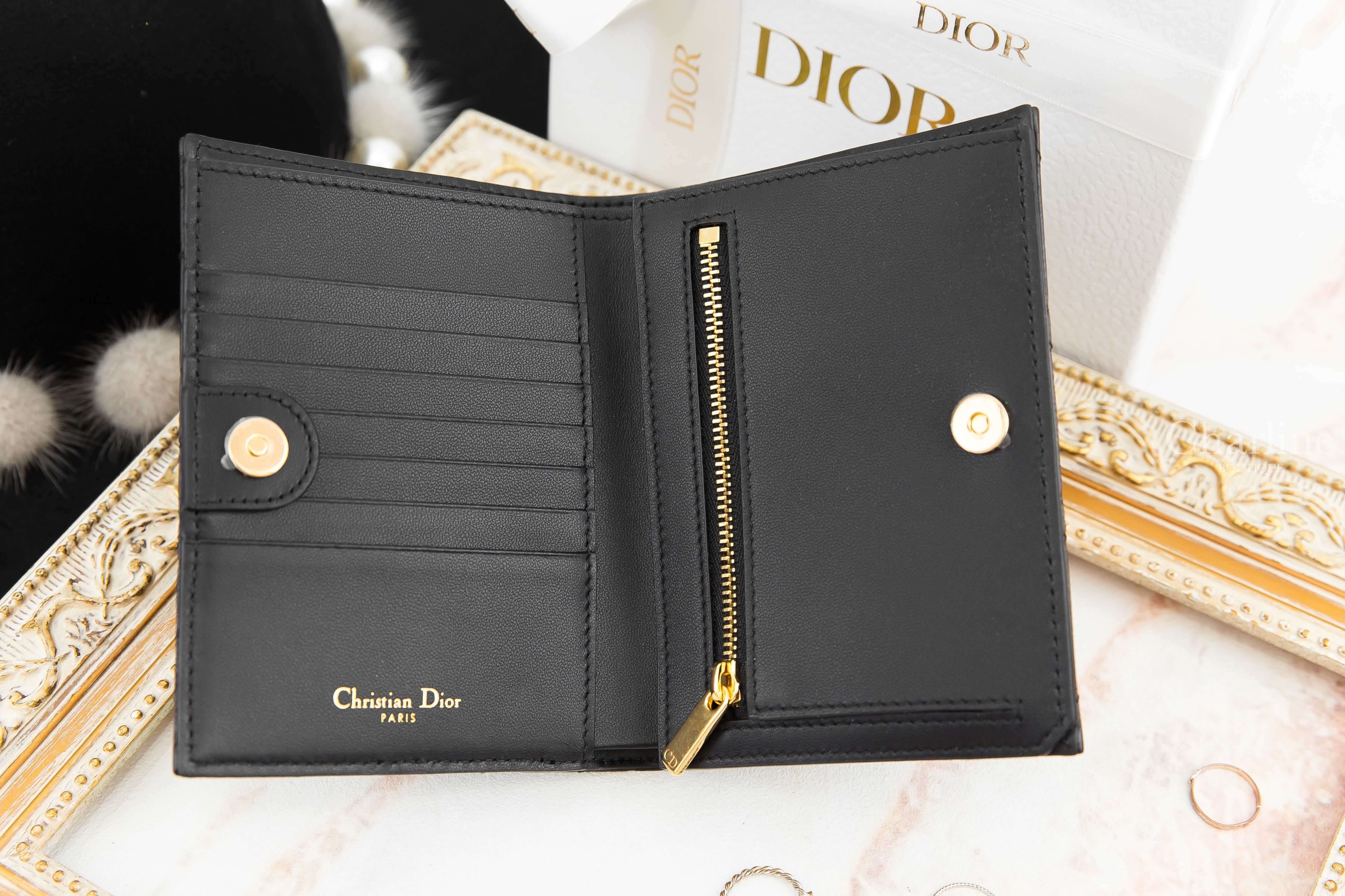 Dior Dior Caro Slim Wallet 黑色牛皮藤格紋釦式短夾-Charline Boutique 精品代購