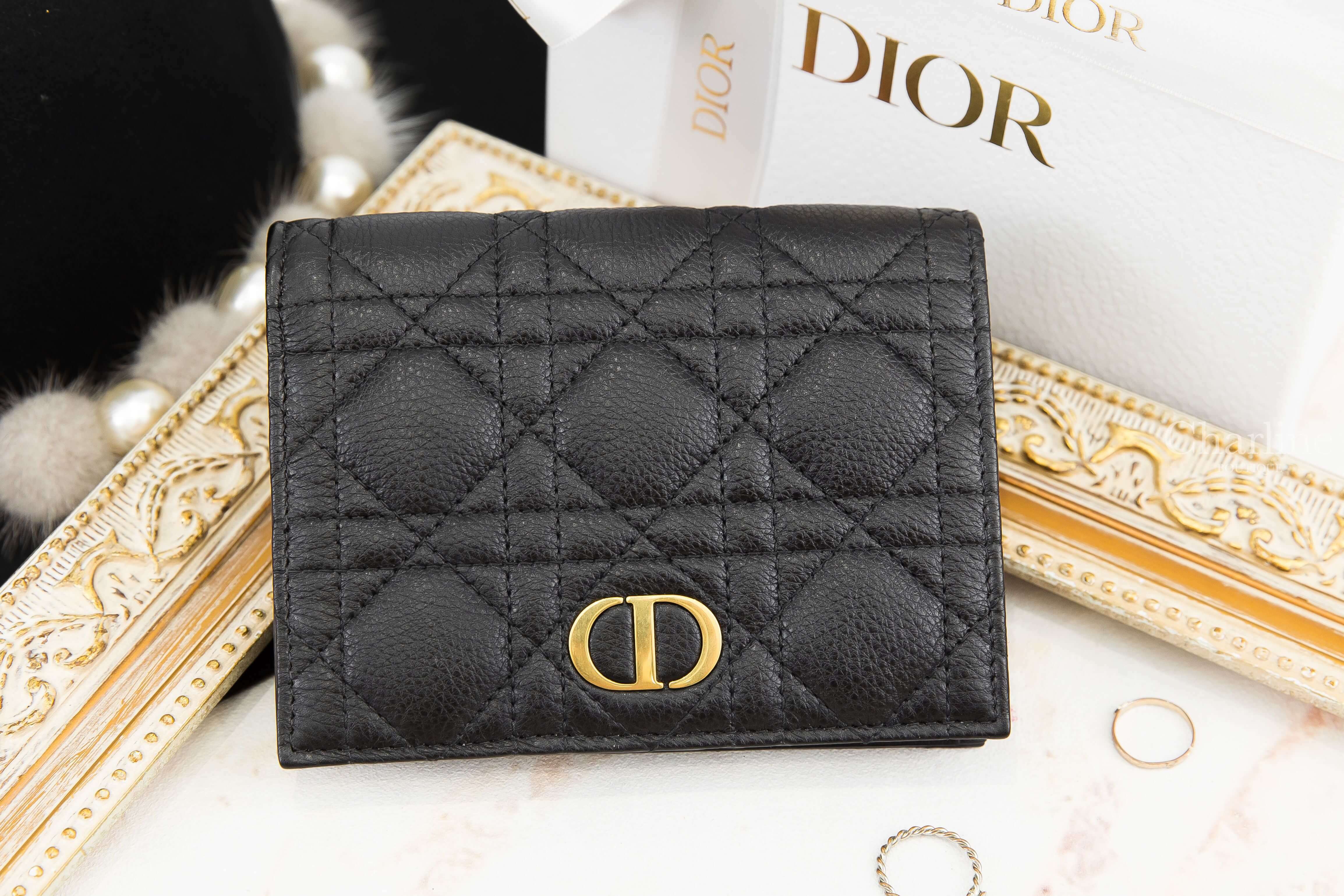 Dior Dior Caro Slim Wallet 黑色牛皮藤格紋釦式短夾-Charline Boutique 精品代購