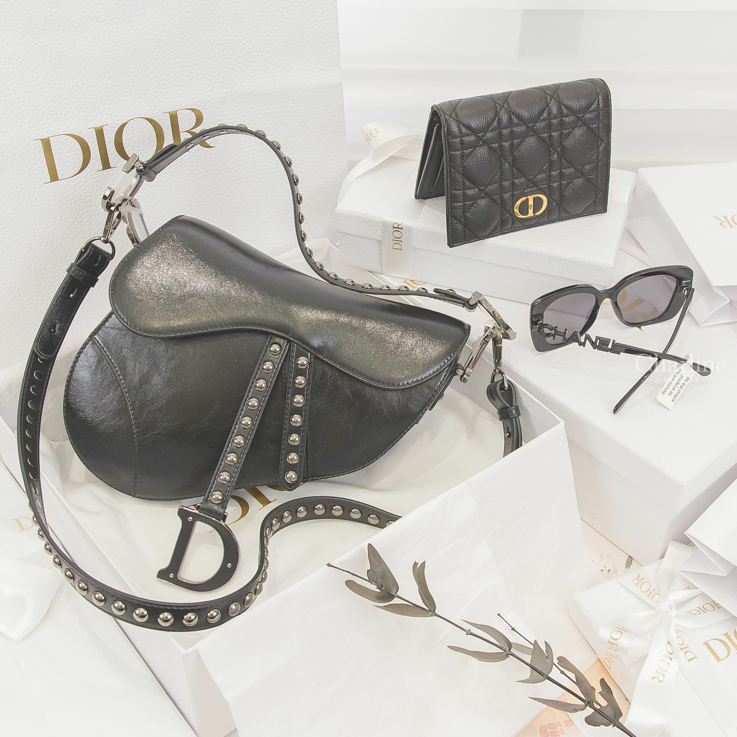 Dior Caro Slim Wallet 黑色牛皮藤格紋釦式短夾,Dior Saddle Bag 黑色羊皮飾釘翻蓋馬鞍手提肩背包,Chanel Sunglasses 黑色方框側邊黑鑽太陽眼鏡-Charline Boutique 精品代購