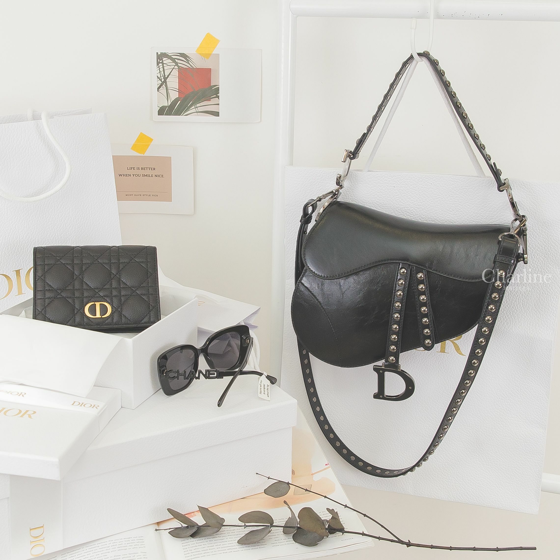 Dior Caro Slim Wallet 黑色牛皮藤格紋釦式短夾,Dior Saddle Bag 黑色羊皮飾釘翻蓋馬鞍手提肩背包,Chanel Sunglasses 黑色方框側邊黑鑽太陽眼鏡-Charline Boutique 精品代購