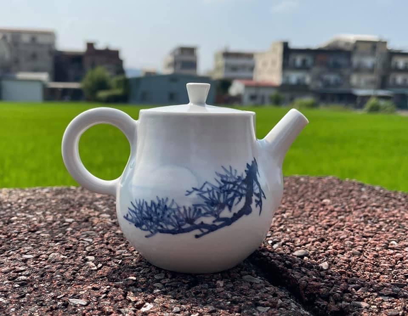茶道具　白磁　暗刻花卉文小壺　茶入　茶壺 茶道具 白磁 暗刻花卉文小壺 茶入 茶壺