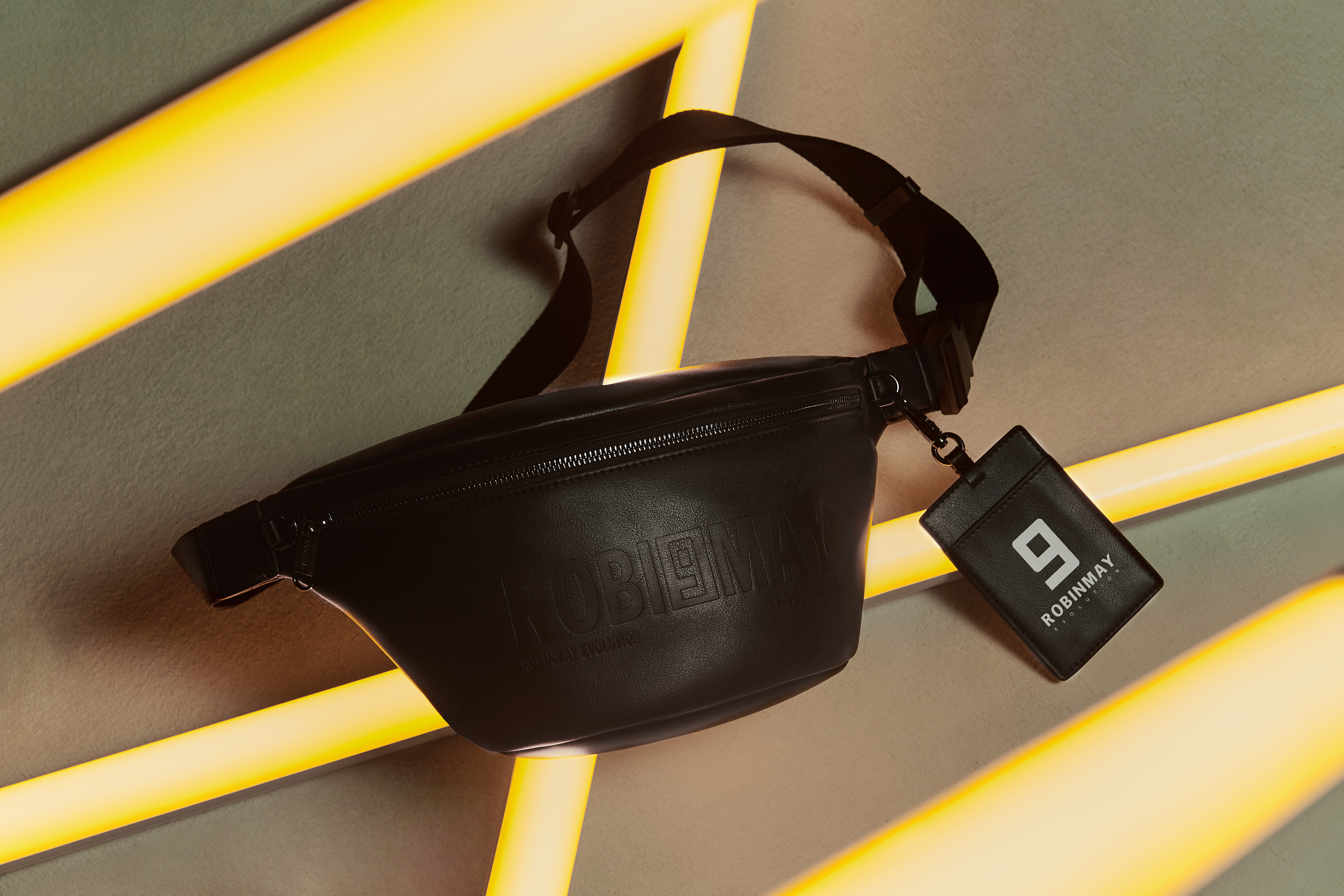 背帶採一體成型設計，滑動形式輕鬆調節你想要的背帶長度