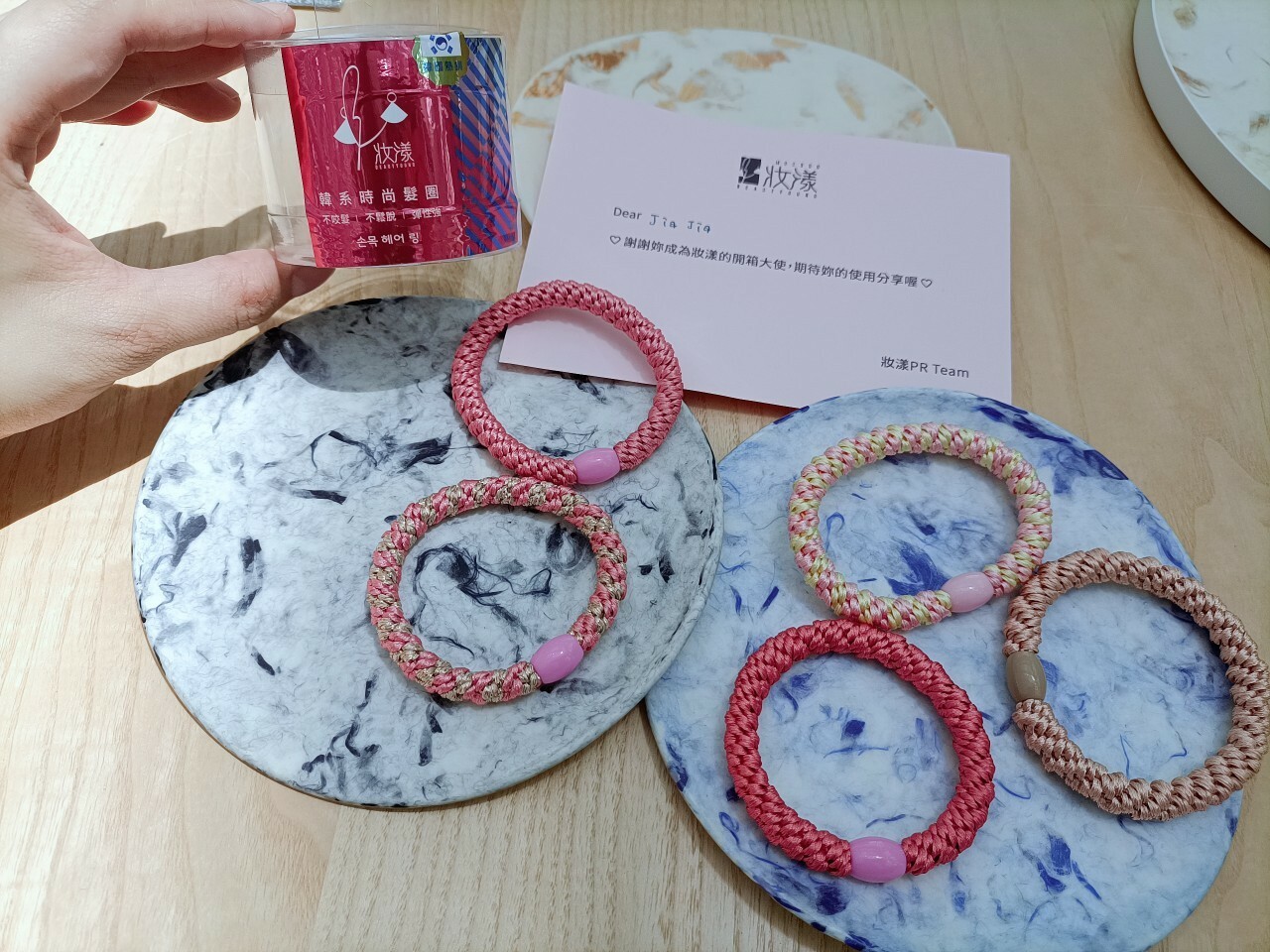 一款有5條，顏色由淺至深 分別有草莓粉、櫻花粉、蜜桃粉 其中2條髮圈由奶油mix粉色