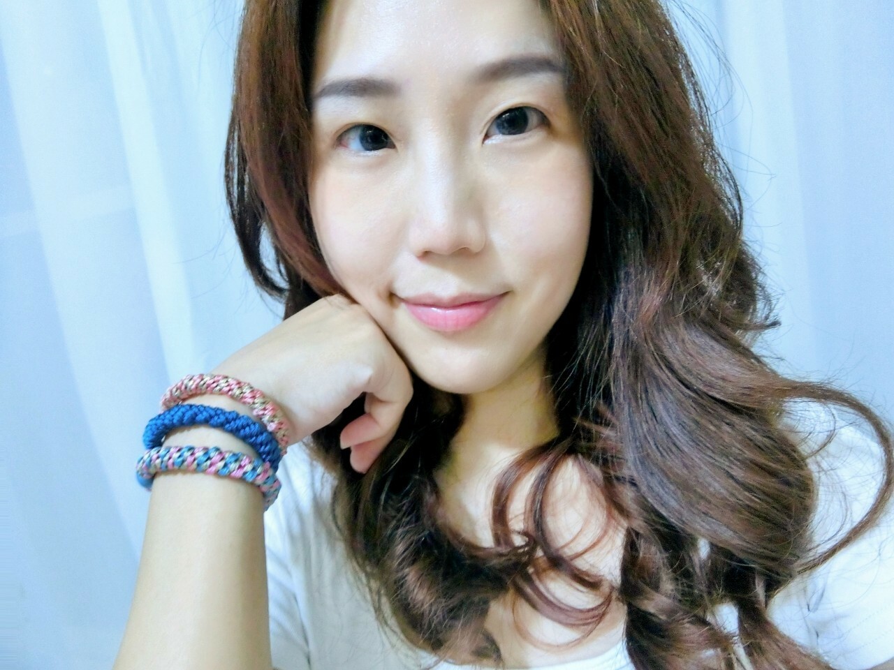 玉媽咪真心覺得它很好搭配衣服．明亮不浮誇的顏色．整體看上去不會太花俏．綁上頭髮自然美美的. 日常使用真的很可以！