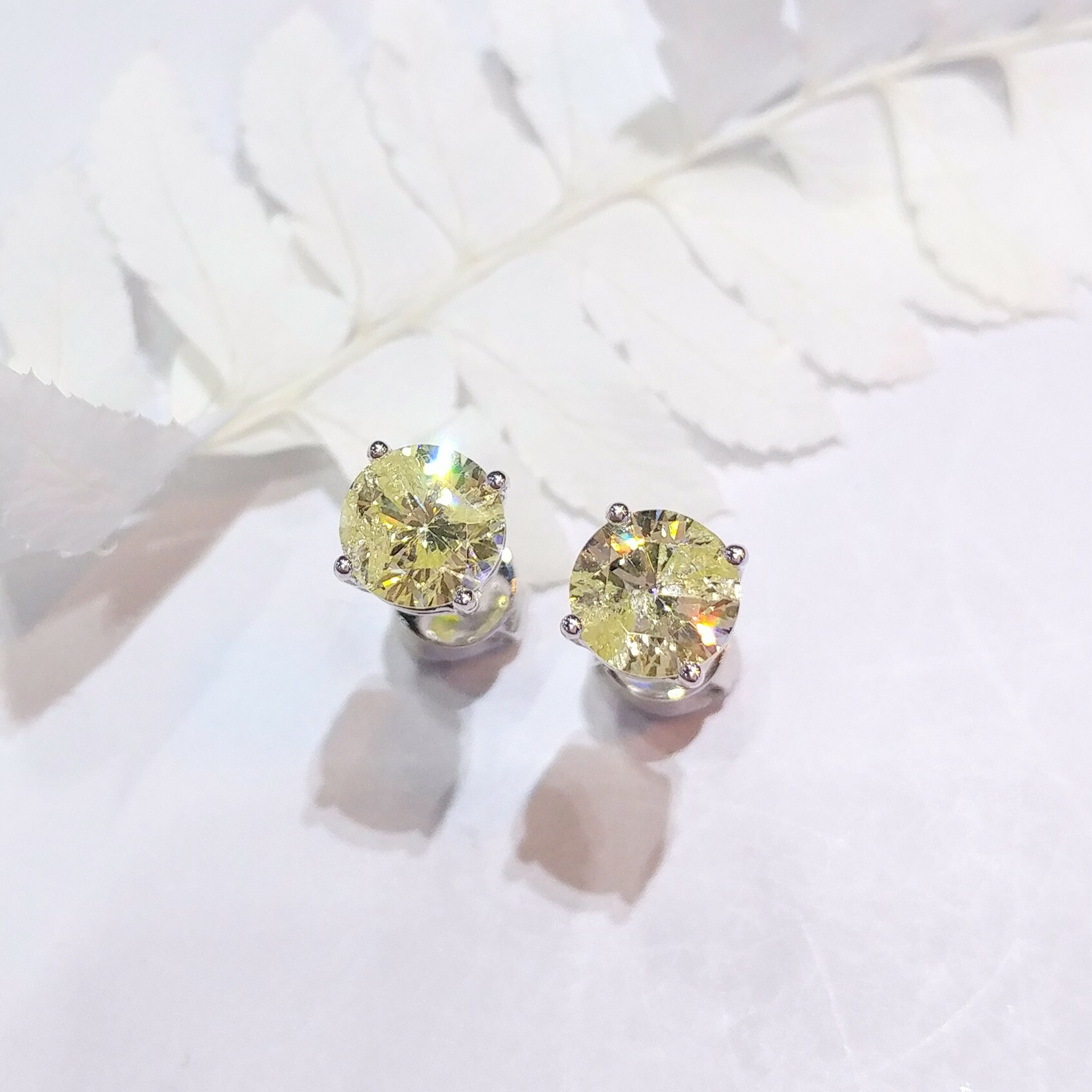 全新18K白金【主石1卡50份淺黃鑽】耳環