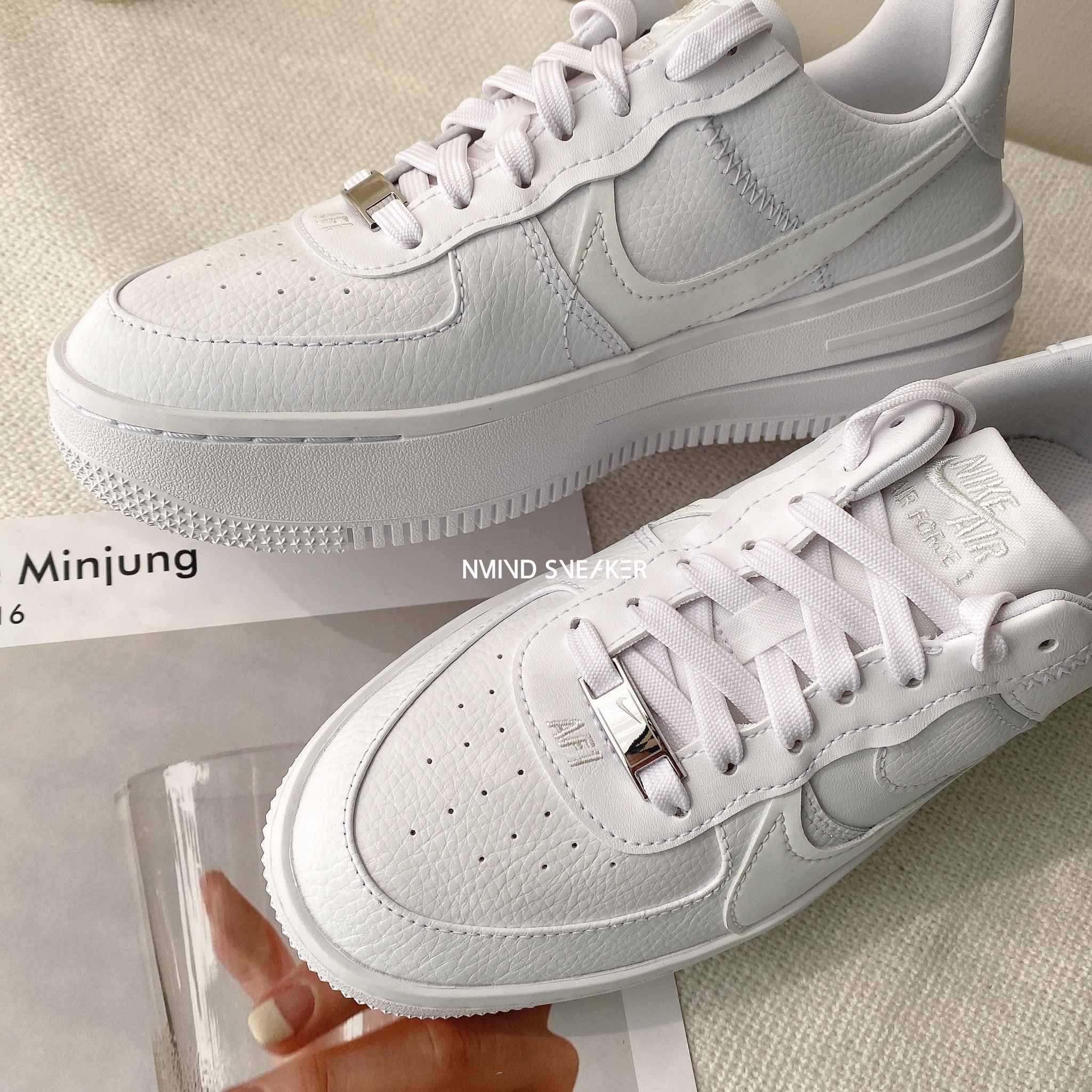 零碼出清> 23.5cm-Nike Air Force 1 PLT.AF.ORM 全白勾勾