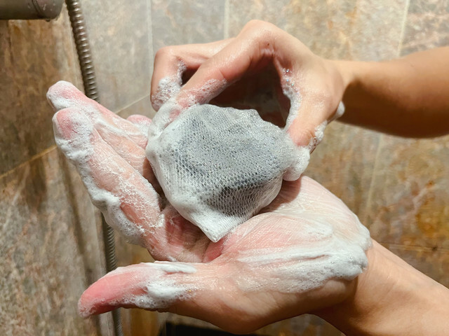 炙炙夏日依然清爽一整天！【蓓膚美 Care+】魅力男香 深層潔淨洗髮餅禮盒組