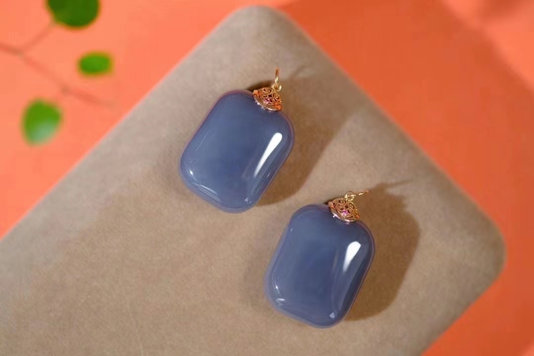 和田玉面包牌吊墜, 天然和田玉軟玉