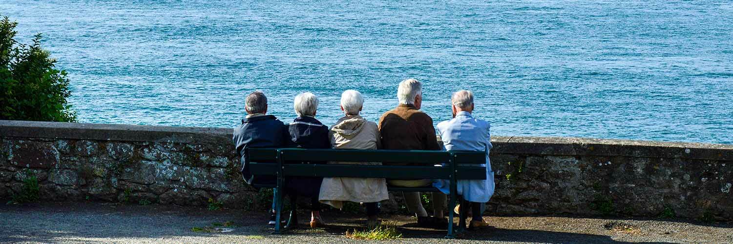 中老年人背影-坐在海邊長凳-看海