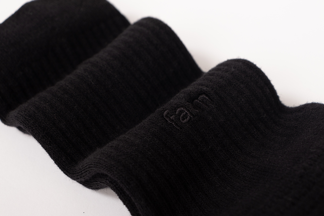 黑色襪子顏色搭配白色背景