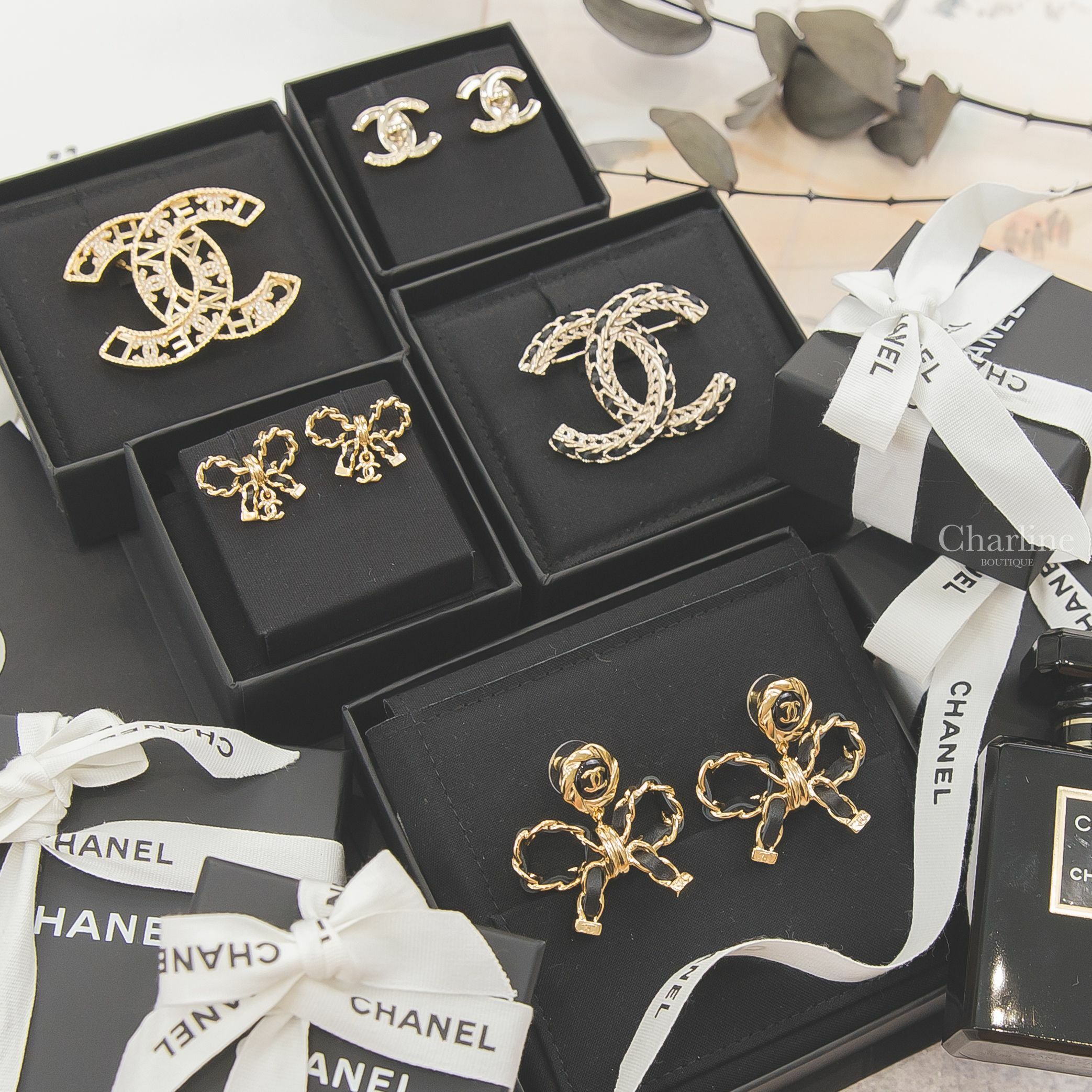 Chanel 金色壓紋字母書包釦CC耳環,黑色大型皮穿鍊金色編織CC胸針,金色簍空字母水鑽CC胸針,黑色皮穿鍊蝴蝶結垂墜小CC耳環,黑色金CC圓牌皮穿鍊蝴蝶結墜飾耳環-Charline Boutique 精品代購