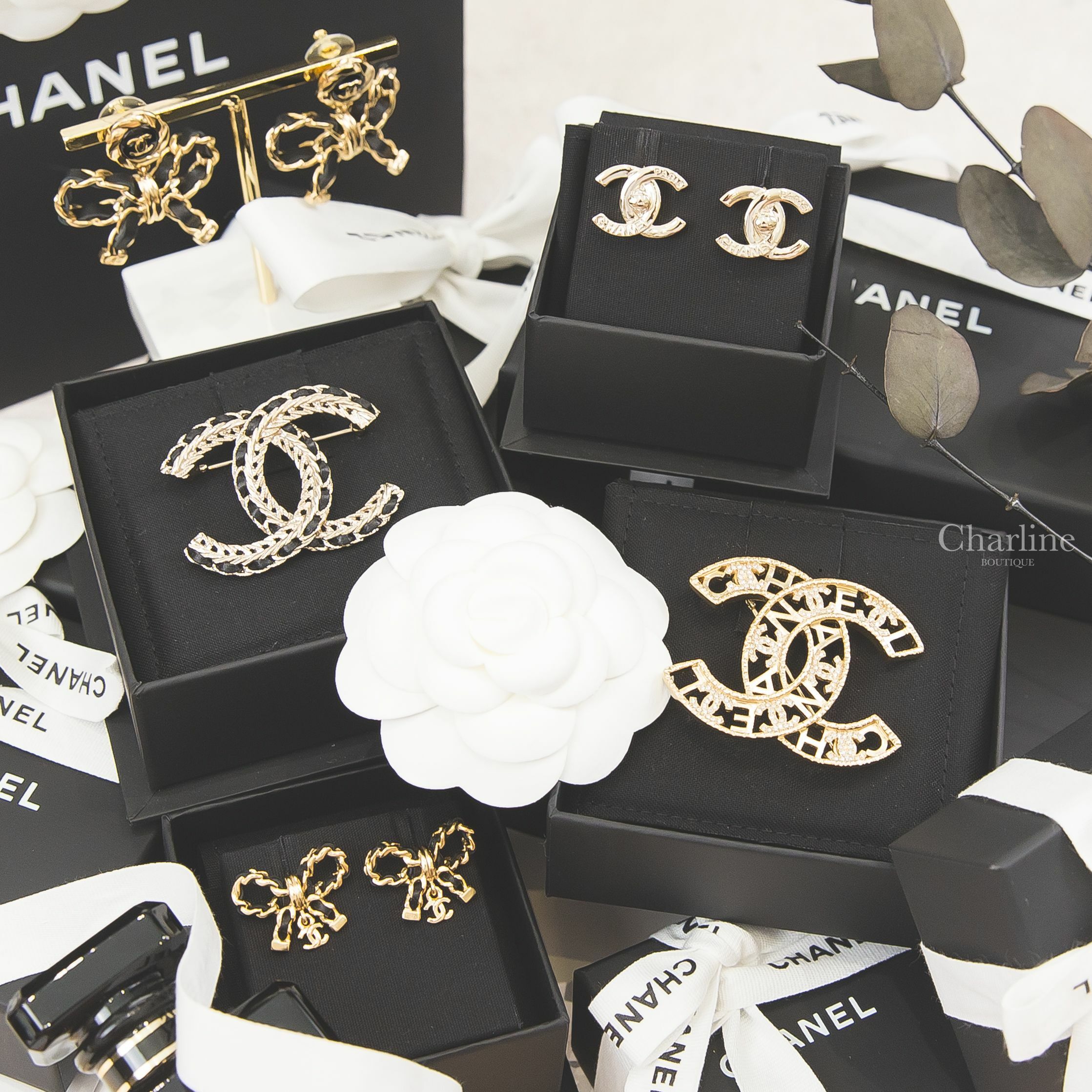 Chanel 金色壓紋字母書包釦CC耳環,黑色大型皮穿鍊金色編織CC胸針,金色簍空字母水鑽CC胸針,黑色皮穿鍊蝴蝶結垂墜小CC耳環,黑色金CC圓牌皮穿鍊蝴蝶結墜飾耳環-Charline Boutique 精品代購