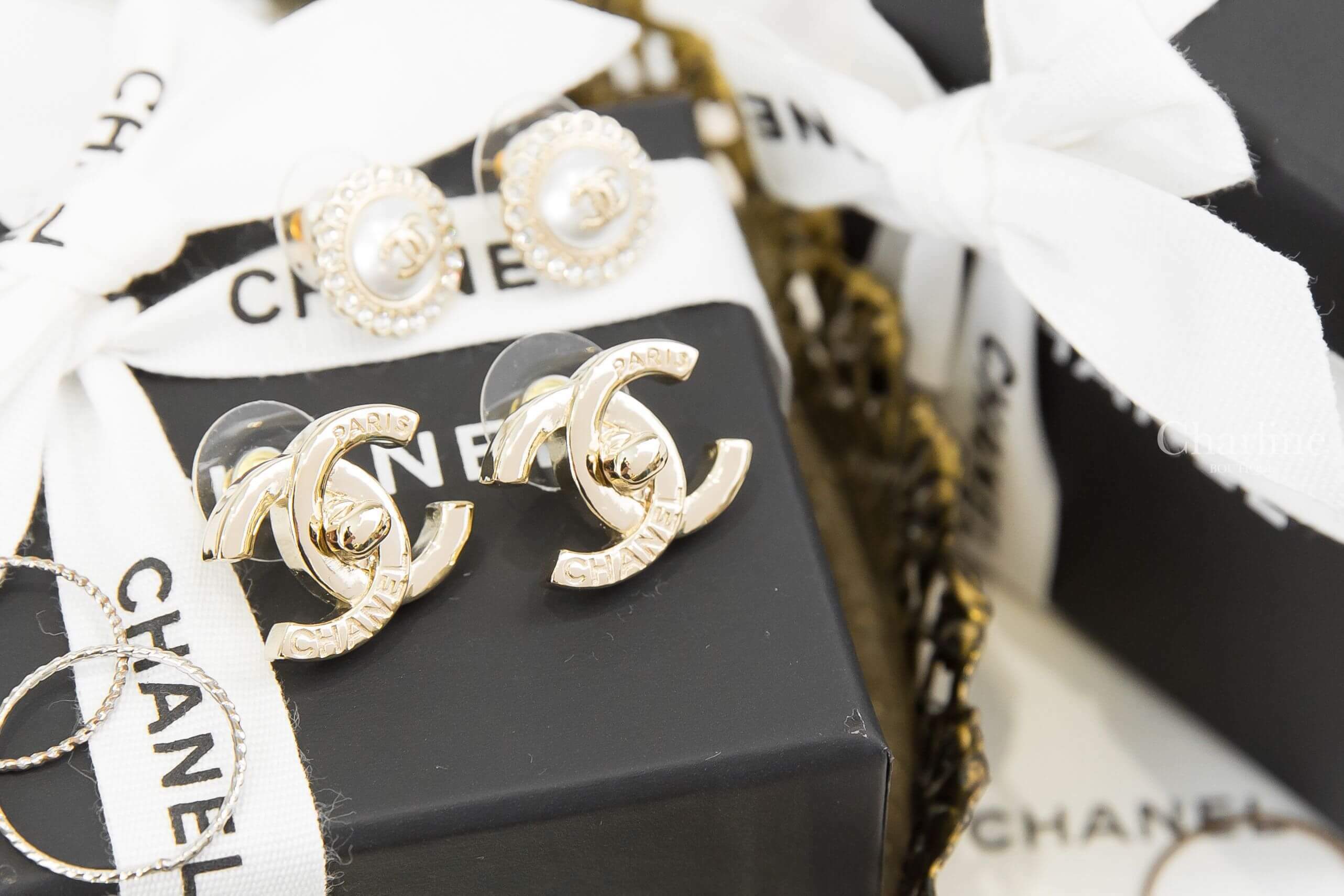Chanel Earrings 金色壓紋字母書包釦CC耳環-Charline Boutique 精品代購
