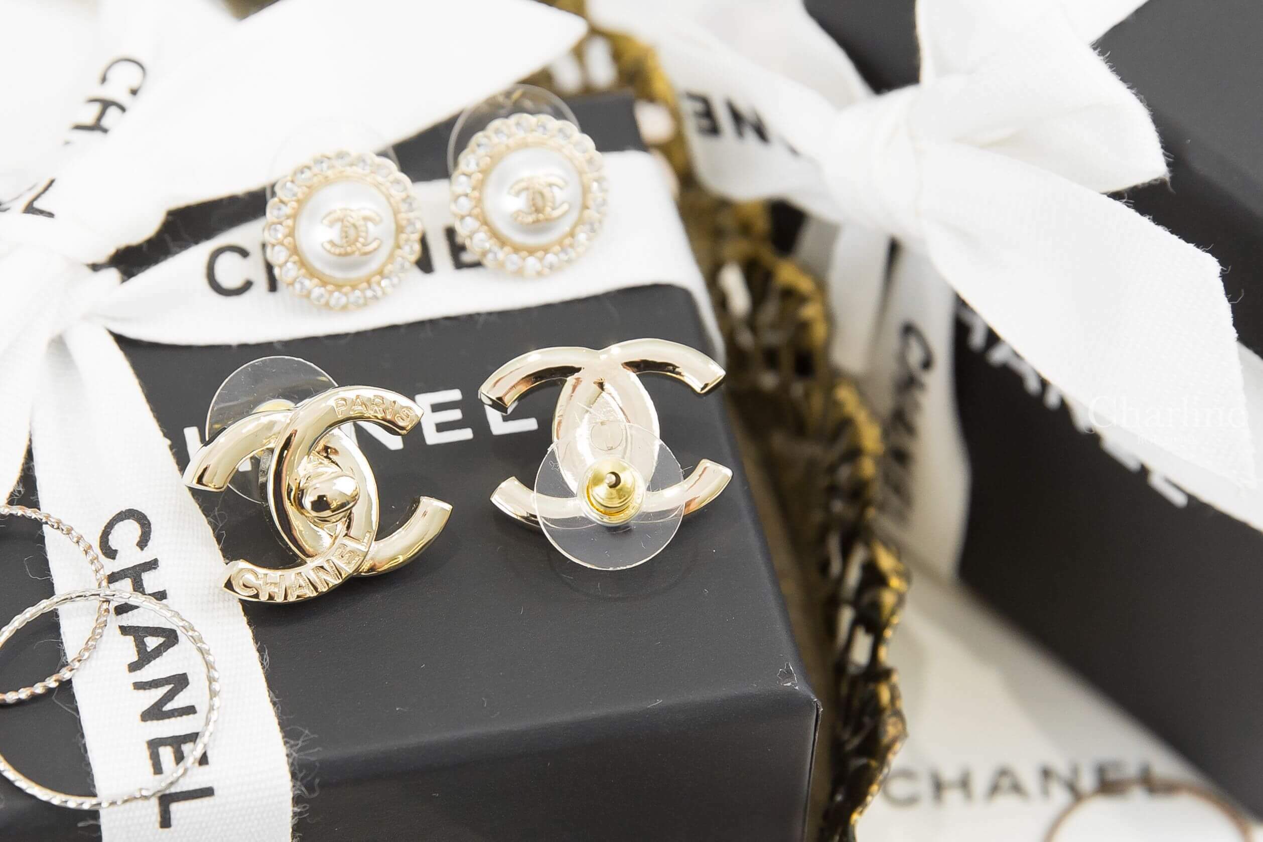 Chanel Earrings 金色壓紋字母書包釦CC耳環-Charline Boutique 精品代購