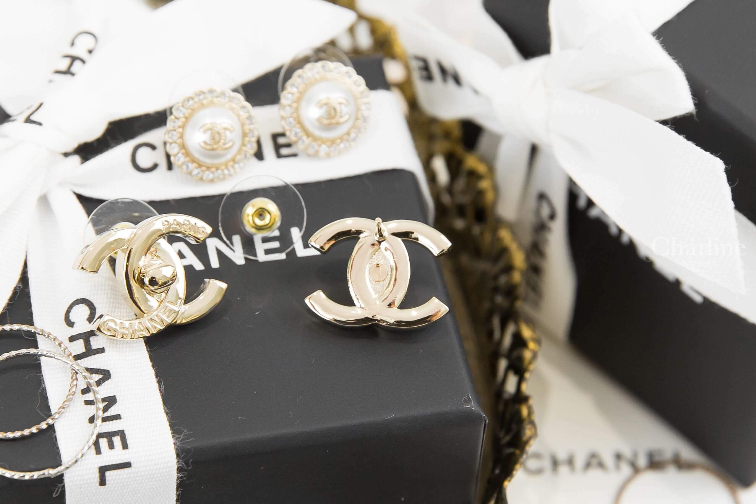 Chanel Earrings 金色壓紋字母書包釦CC耳環-Charline Boutique 精品代購