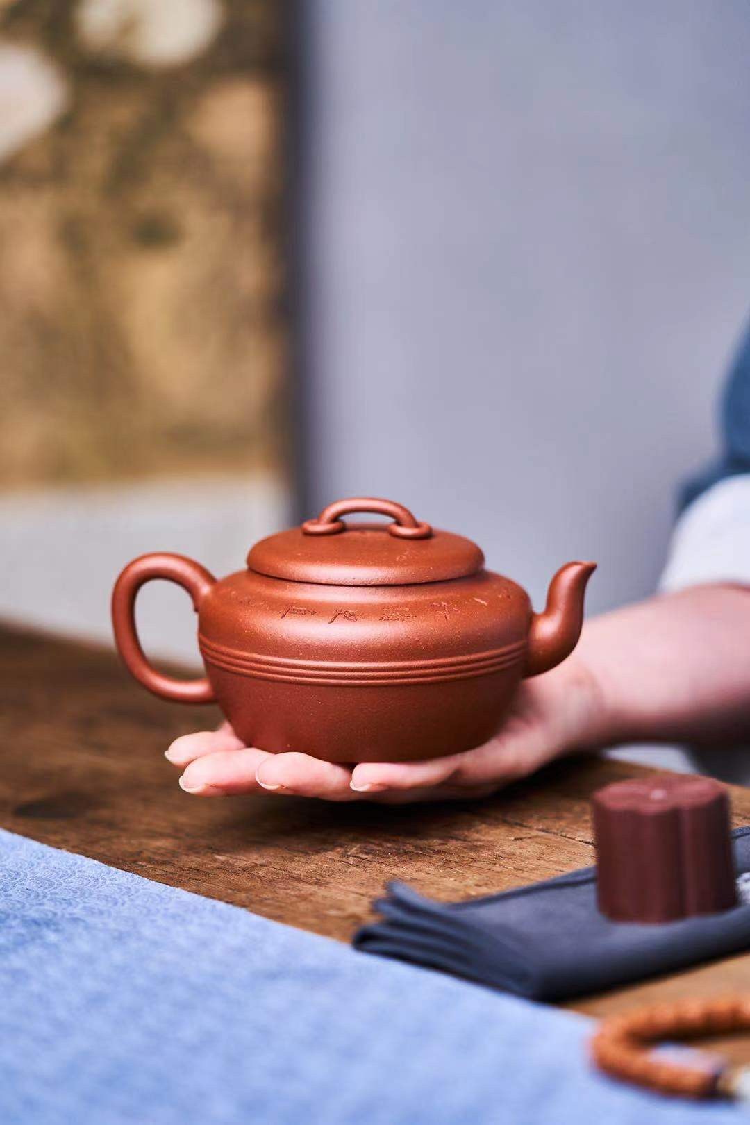 【線韻圈鈕壺】--比例協調，壺身細膩柔和，自然流暢，宛若天成