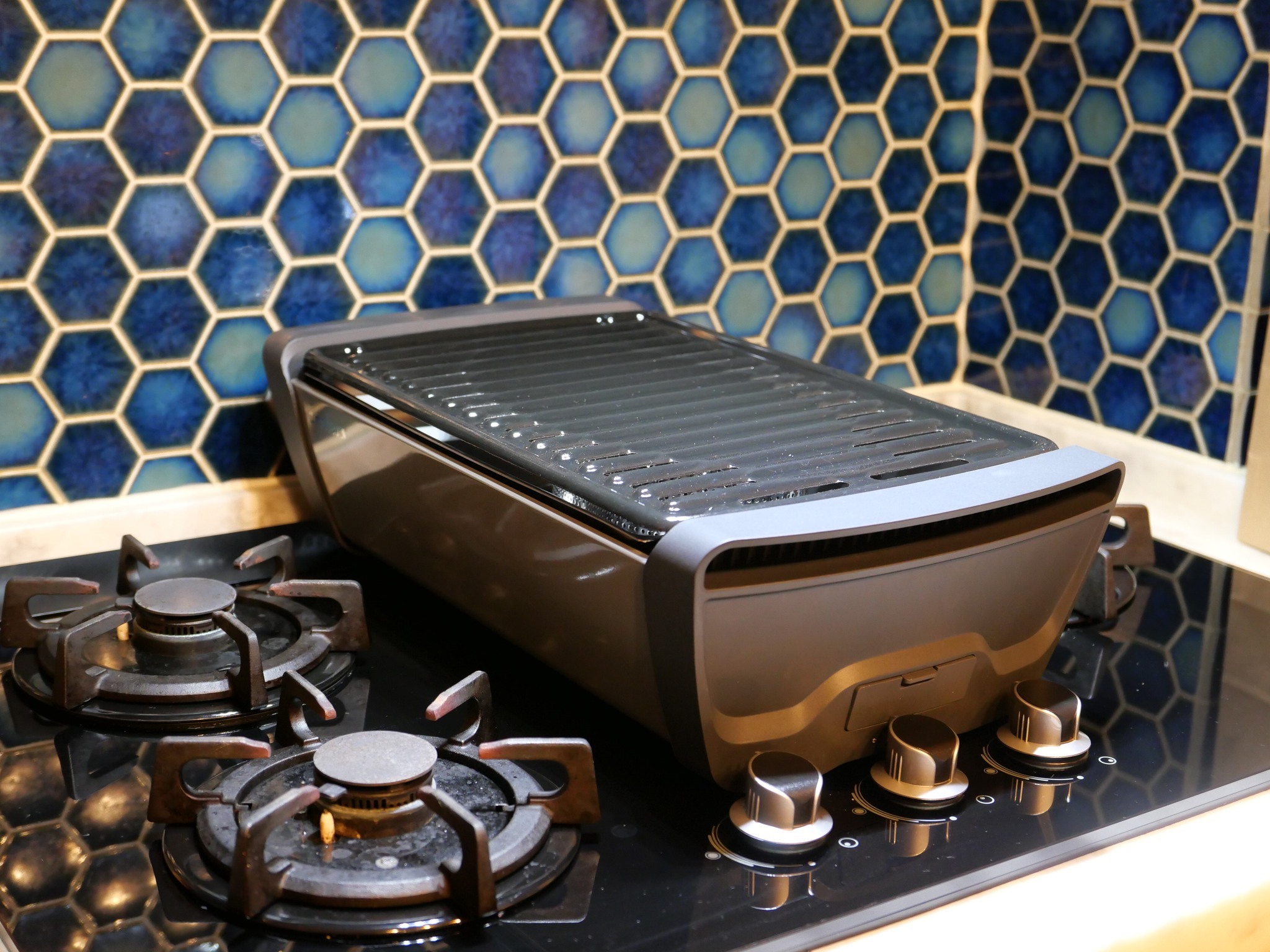 將德國Enders桌面式木炭烤肉爐放在瓦斯爐上, 打開抽油煙機, 在家無煙烤肉