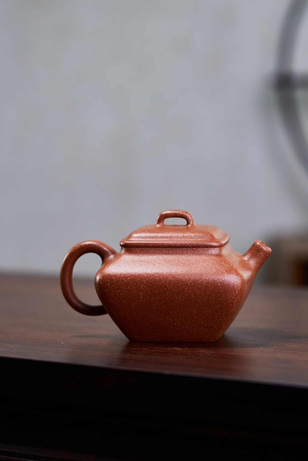 【斗韻】--此壺方中有圓，圓中寓方，要想做的比例協調，恰到好處