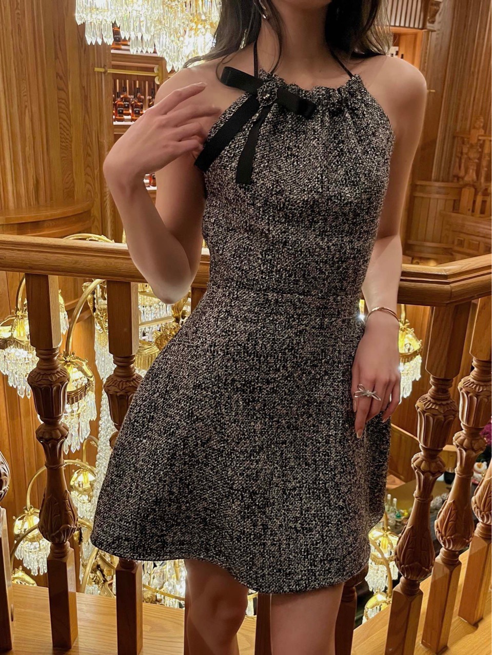 粗尼繞脖 收腰露背洋裝