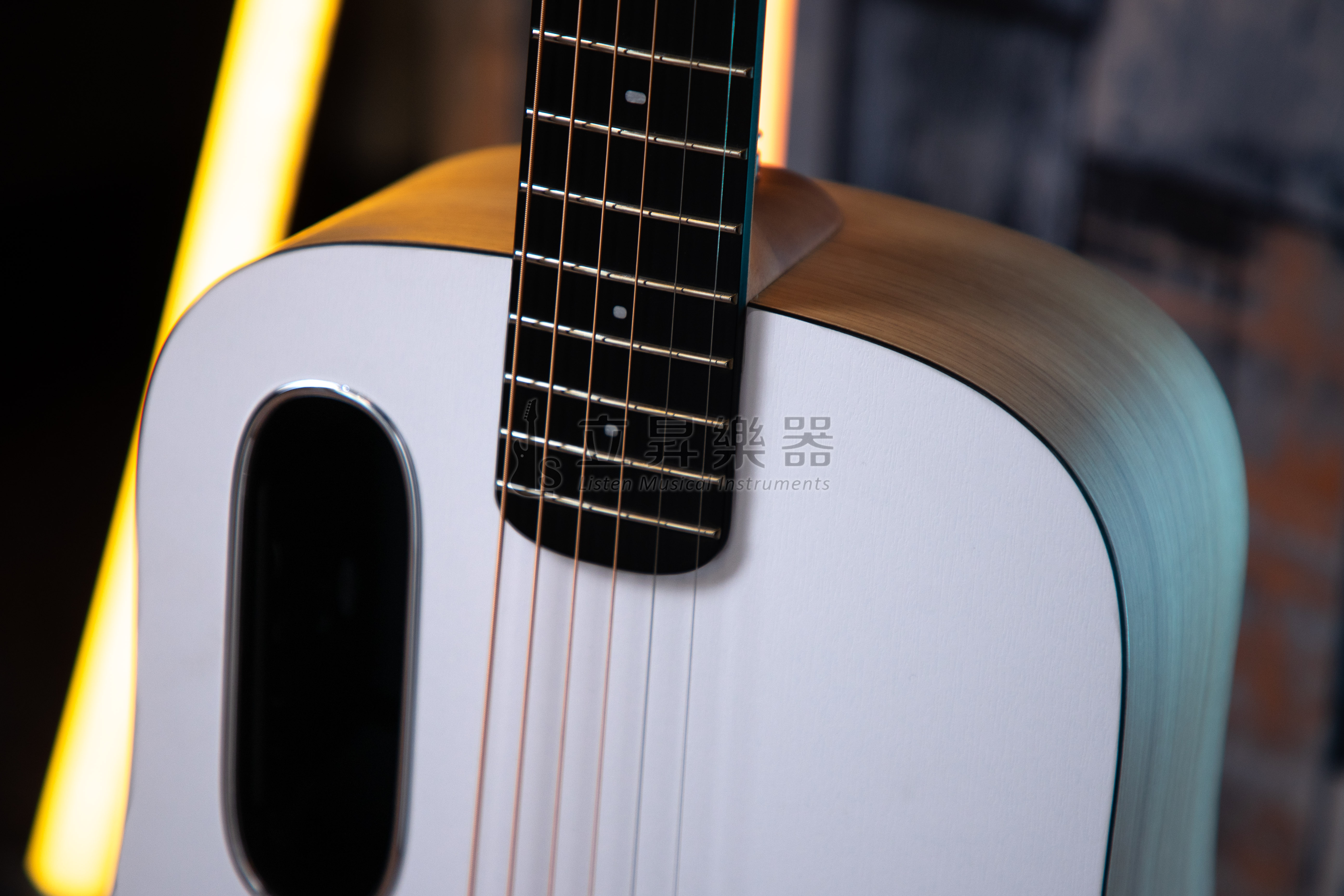 Blue [LAVA限量優惠，送真皮背帶] LAVA Music 拿火 BLUE-LAVA Original 36吋 拿火吉他 白色透木紋 (無觸控屏版本，搭配Free Boost系統) 第 4 張圖片｜三峽吉他 / Bass