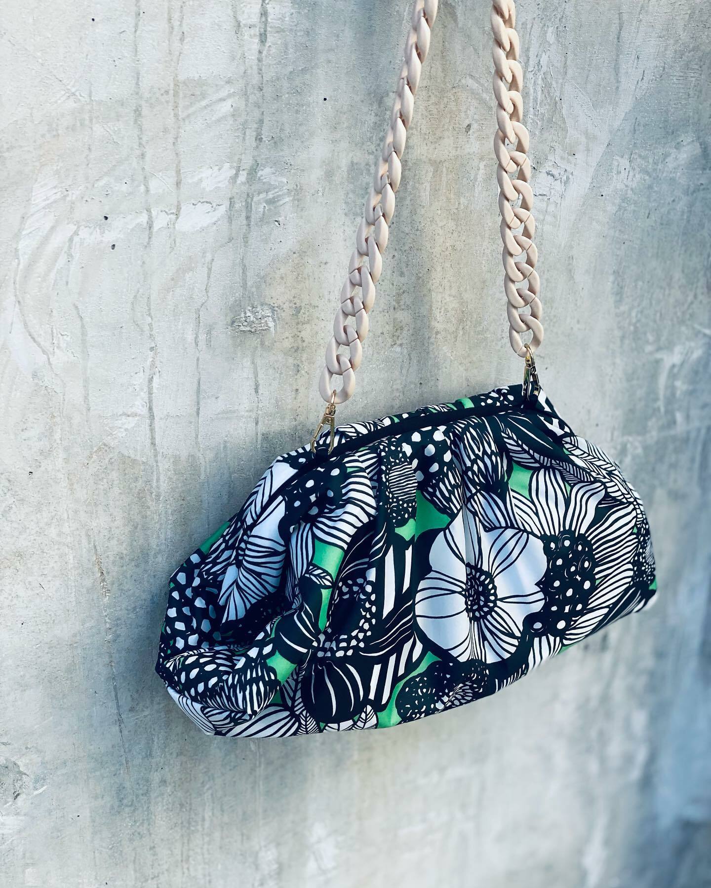 Cloud pouch 💁🏻‍♀️large size with colourful chain 